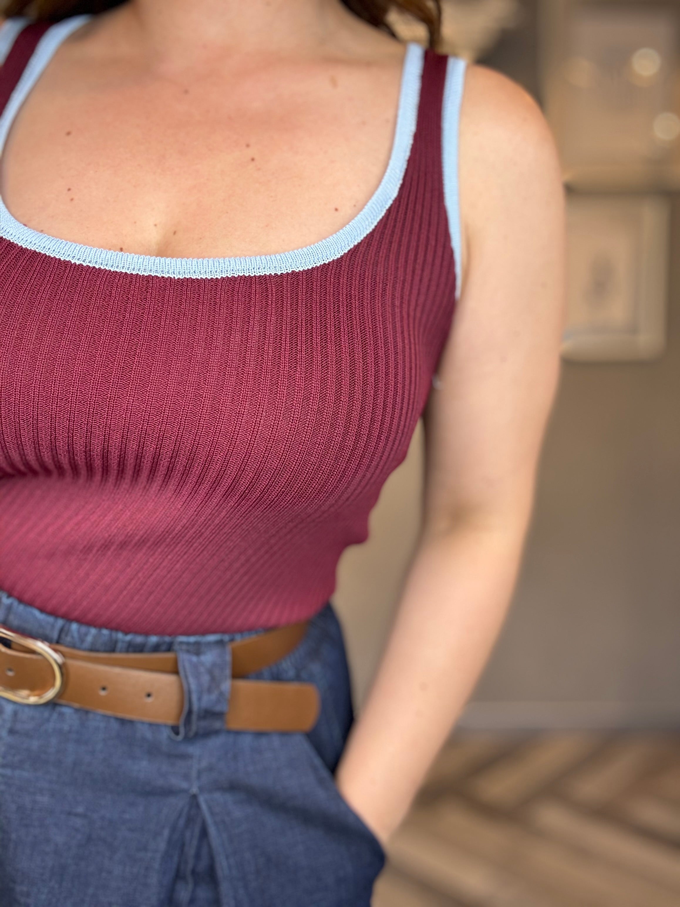 Top a costine con bordo a contrasto