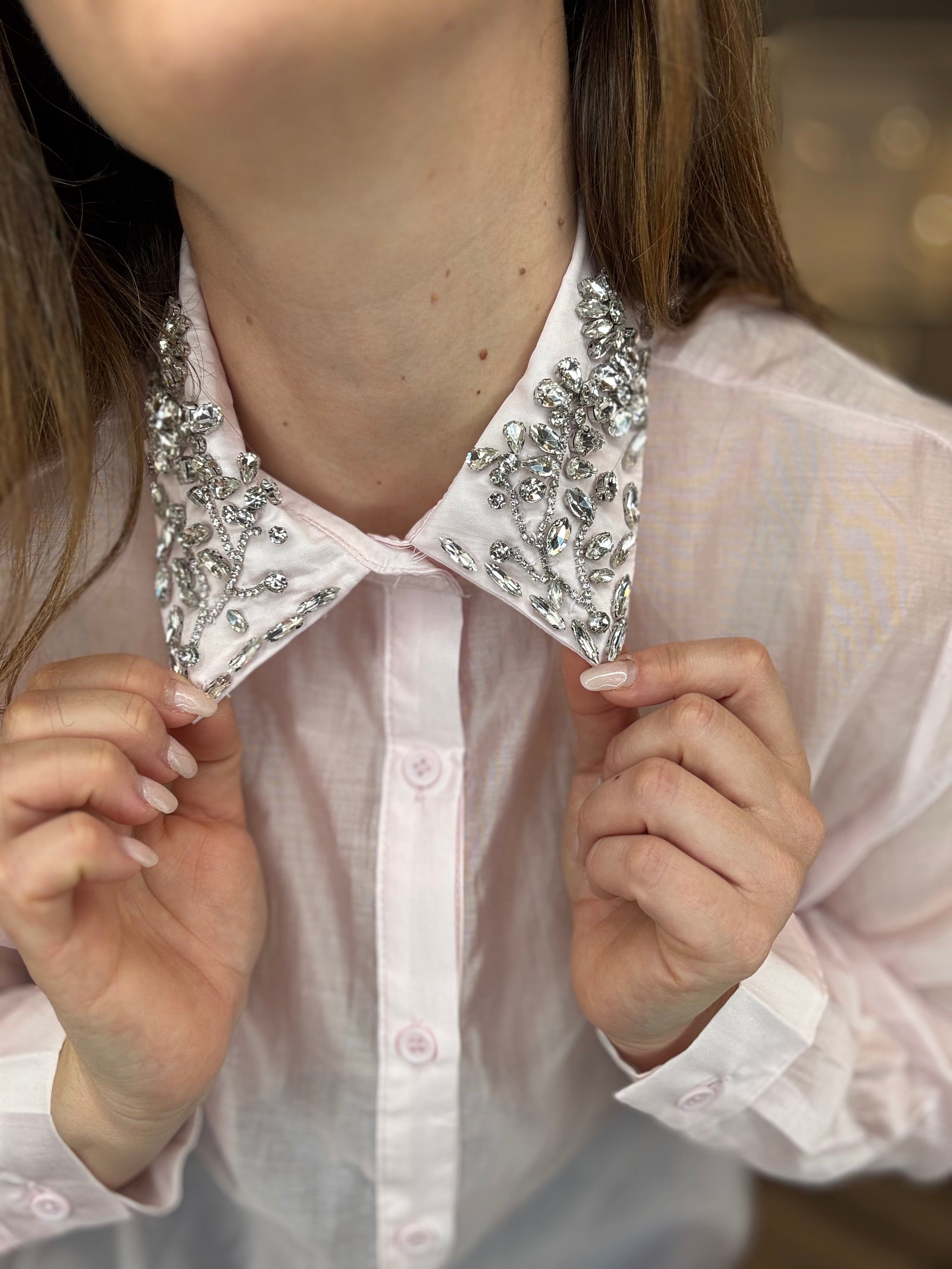 Camicia rosa pastello collo gioiello