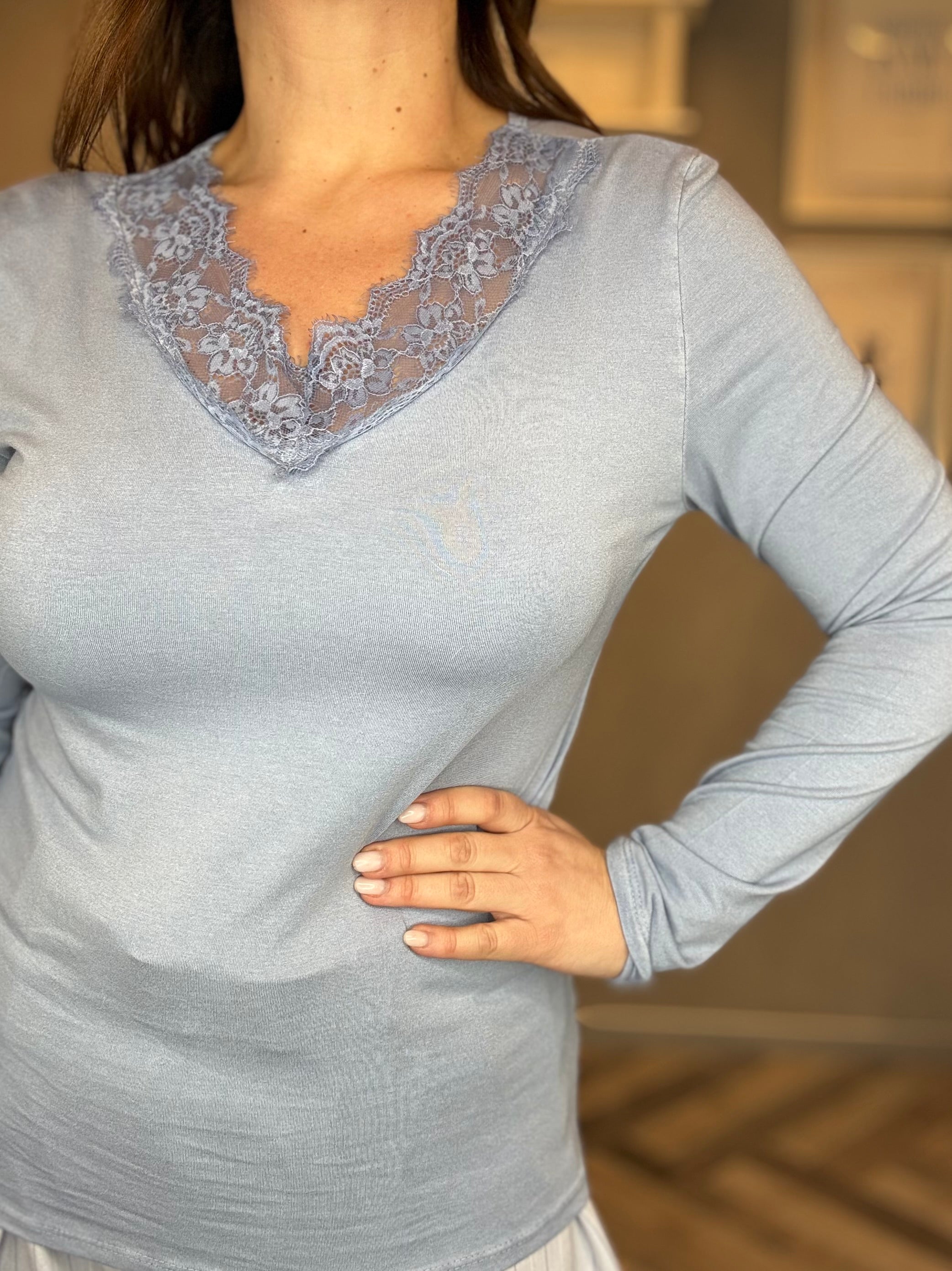 T-shirt in viscosa con pizzo