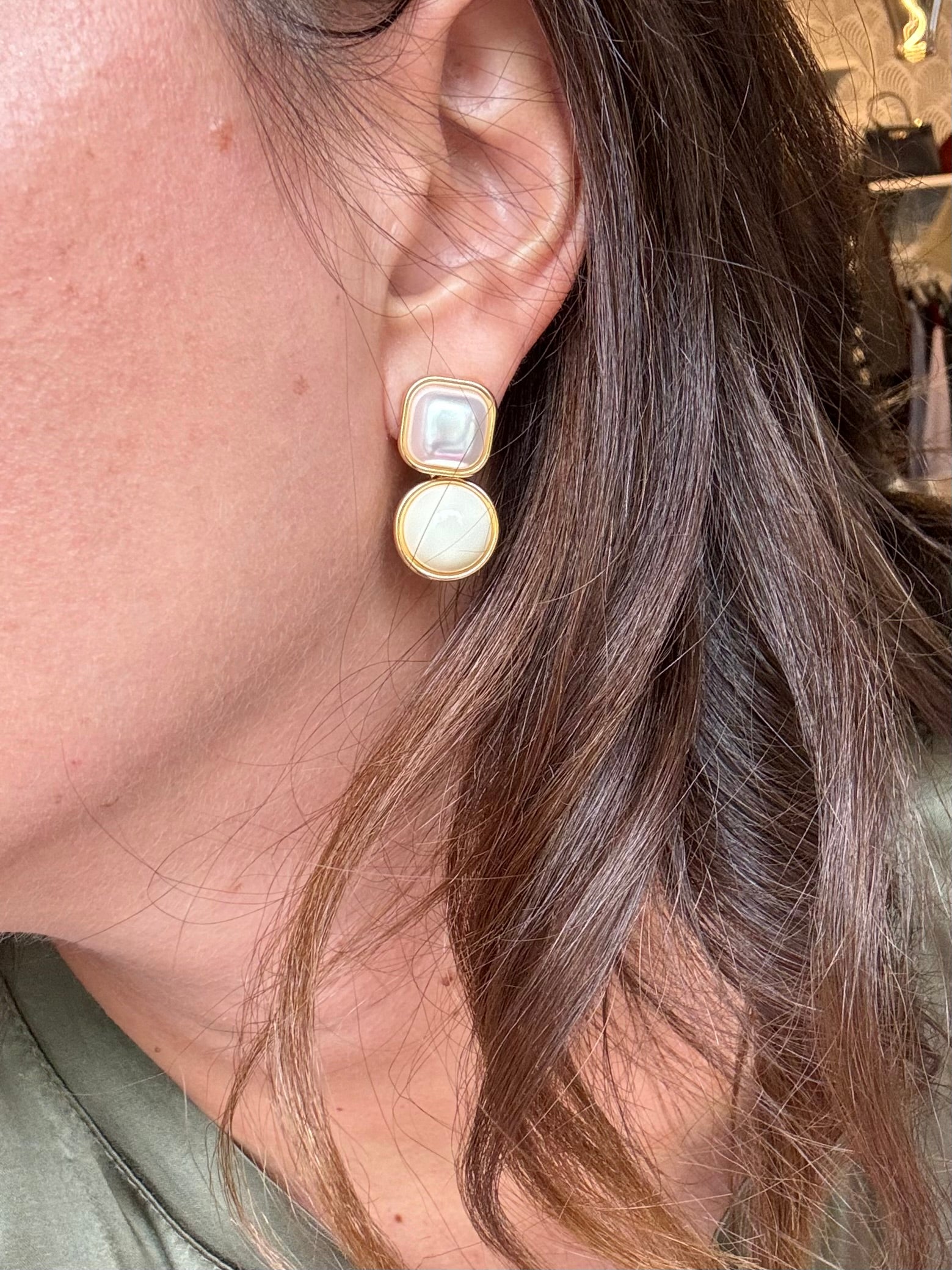 Orecchini smalto latte e perla