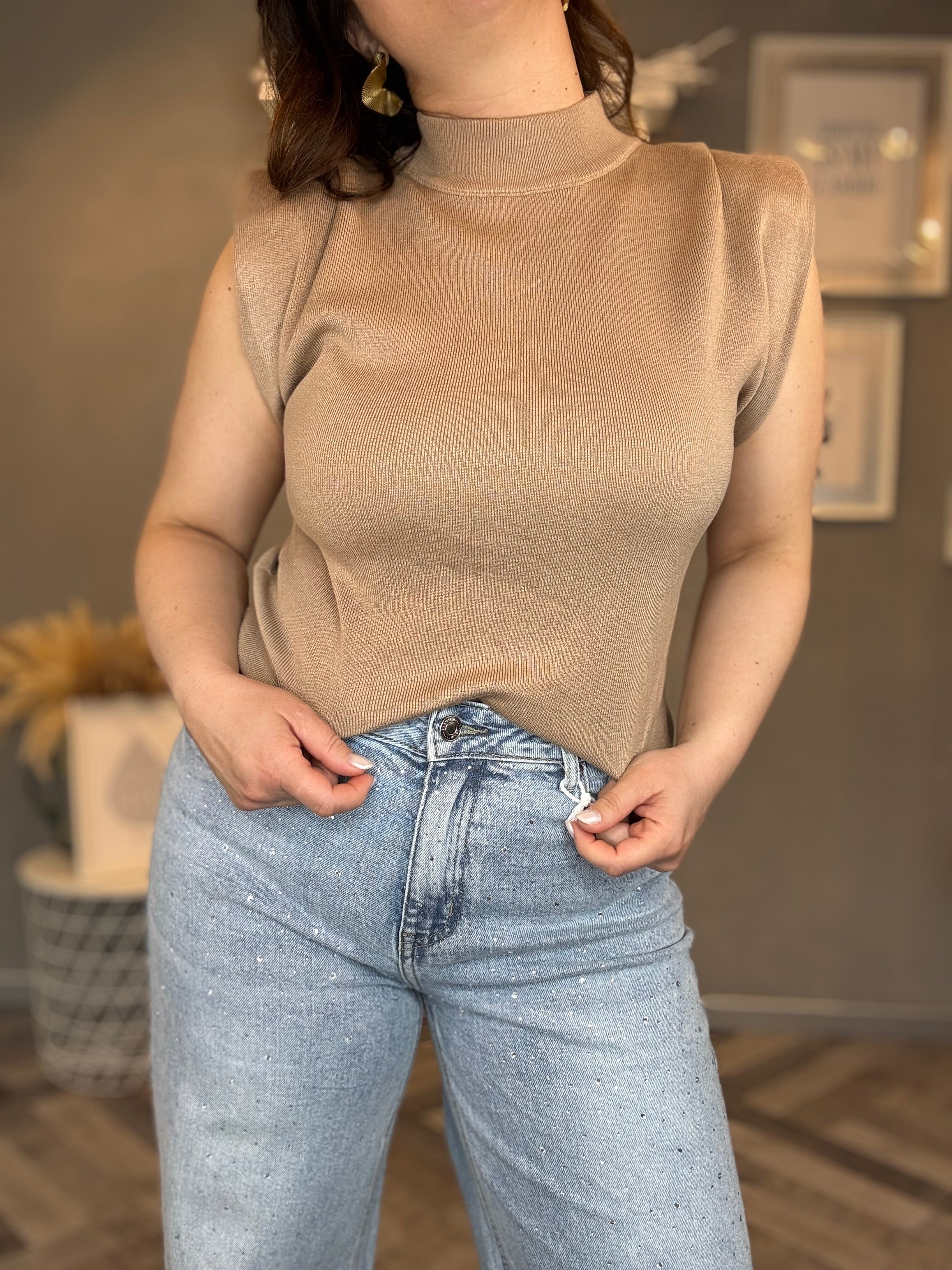 Top smanicato con spalline