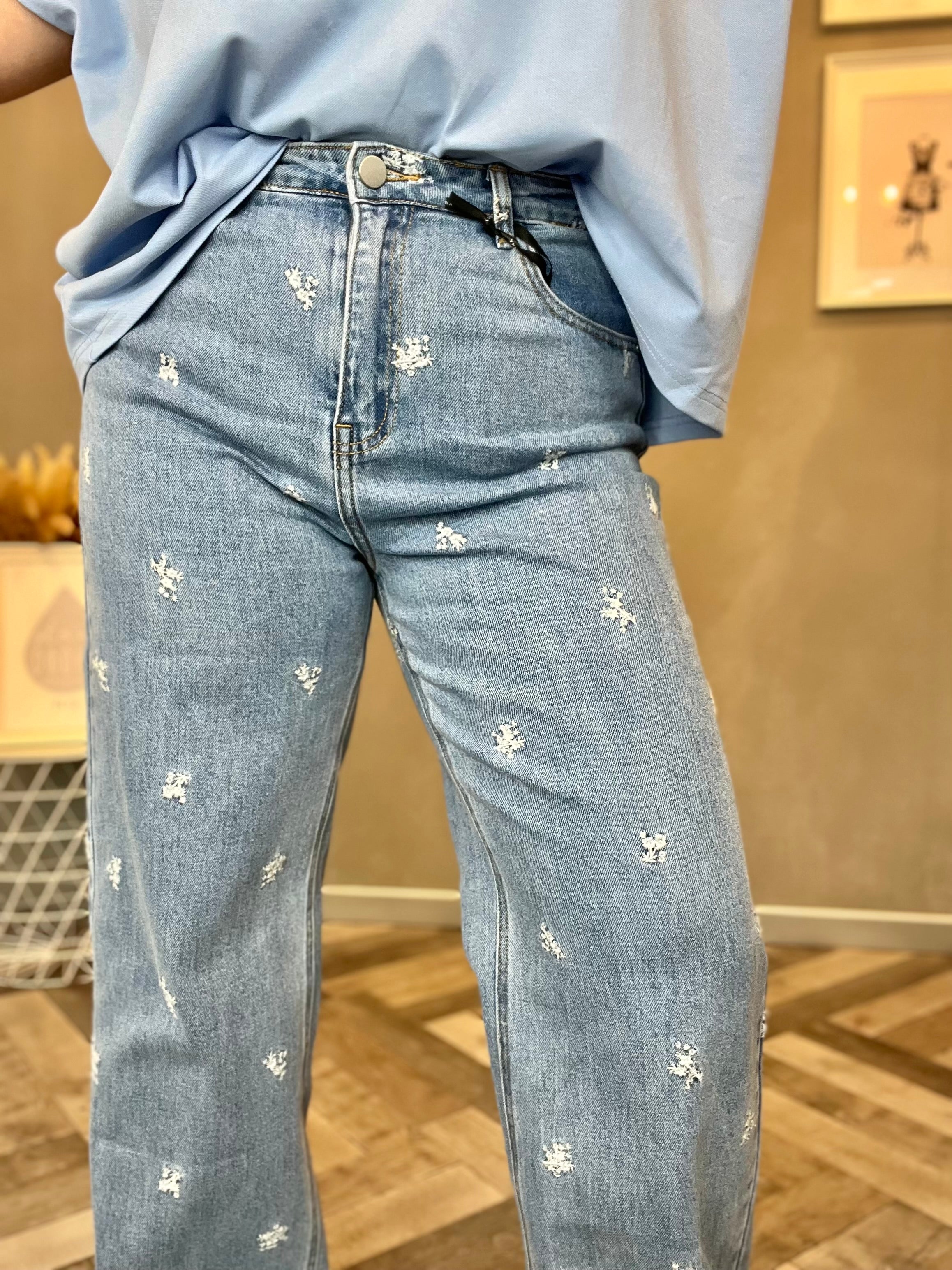 Lumina jeans con ricami floreali