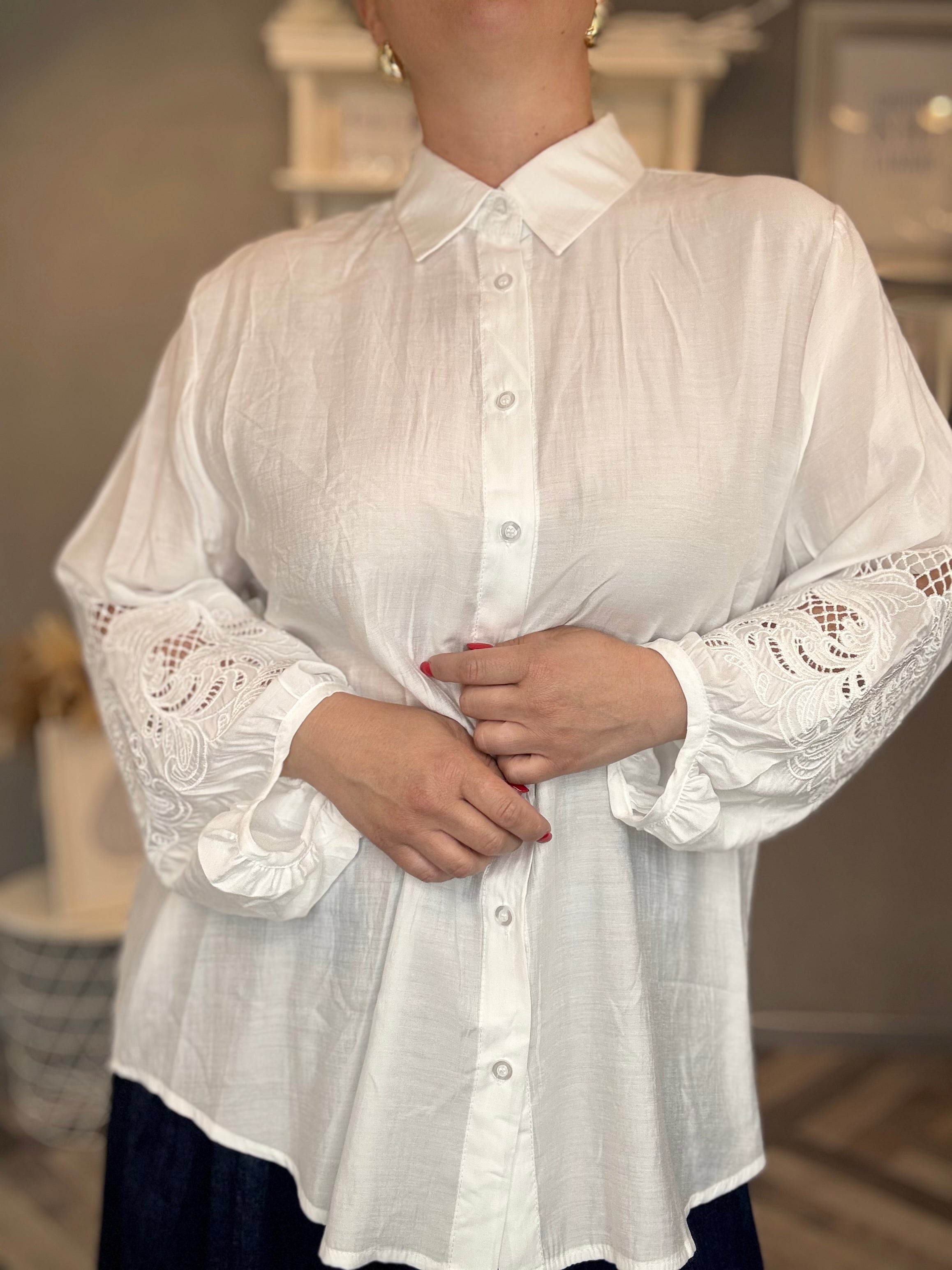 Camicia con ricami traforati