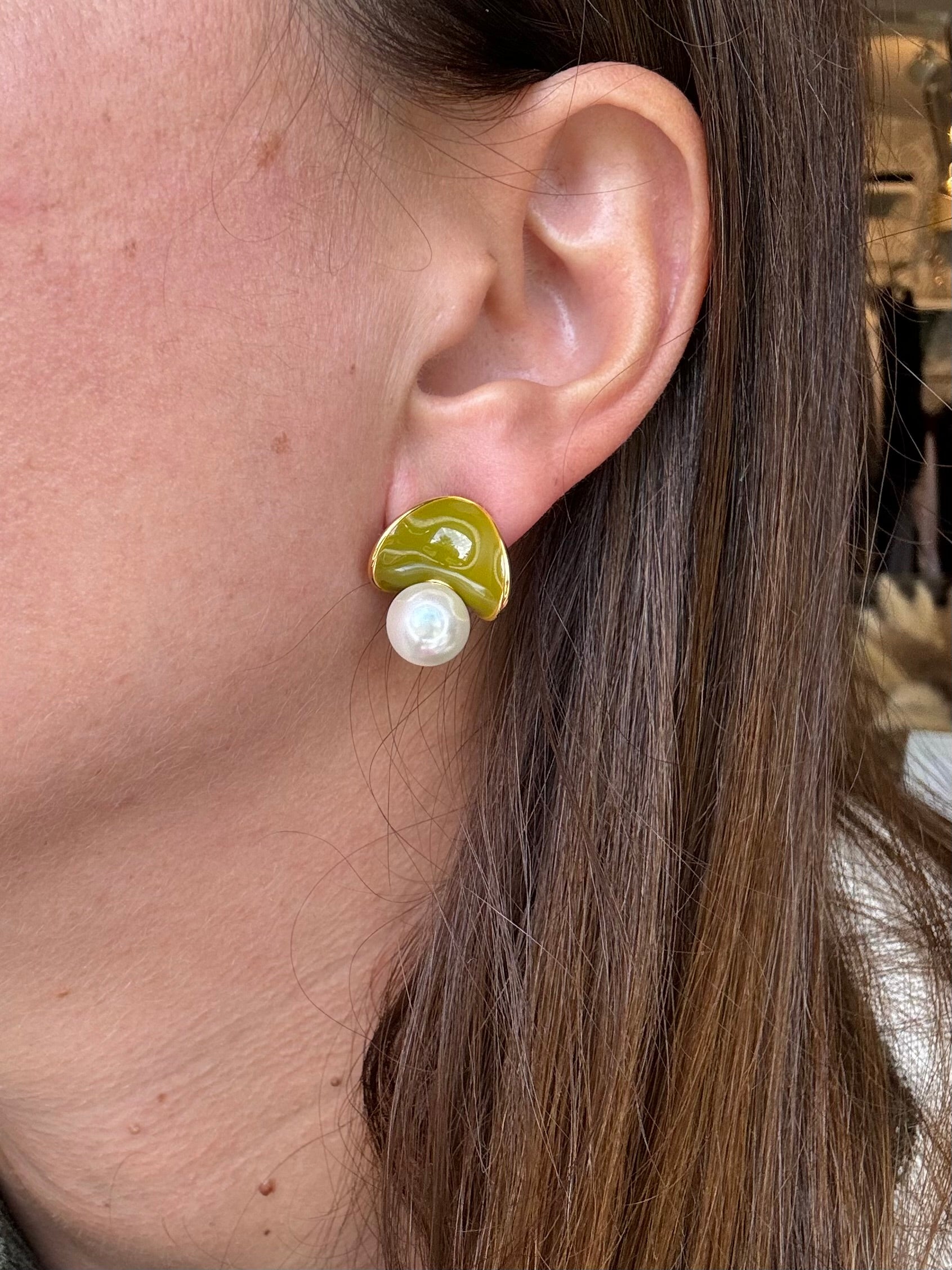 Orecchini smalto oliva e perla