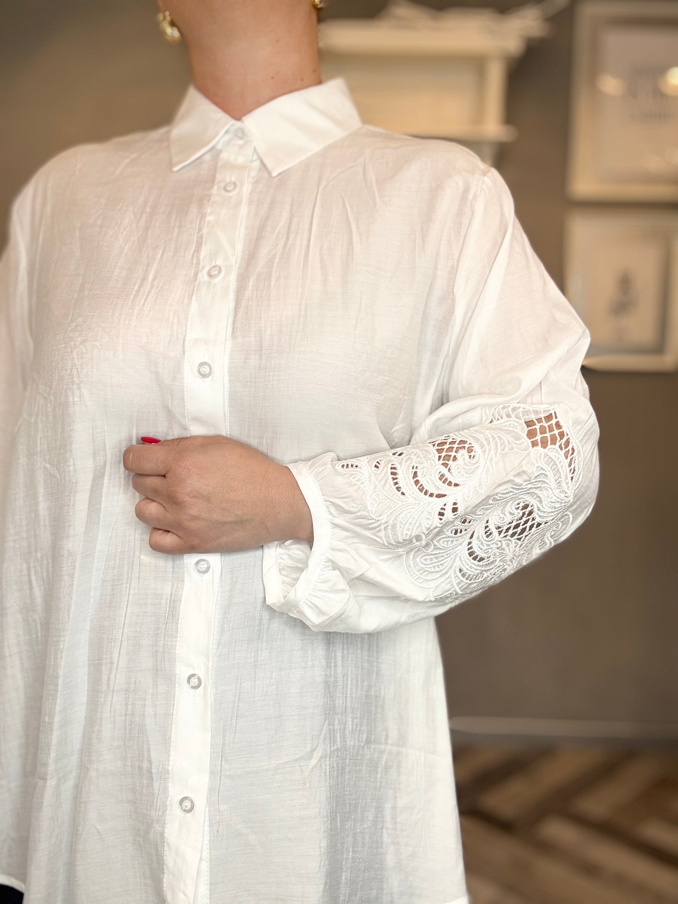 Camicia con ricami traforati