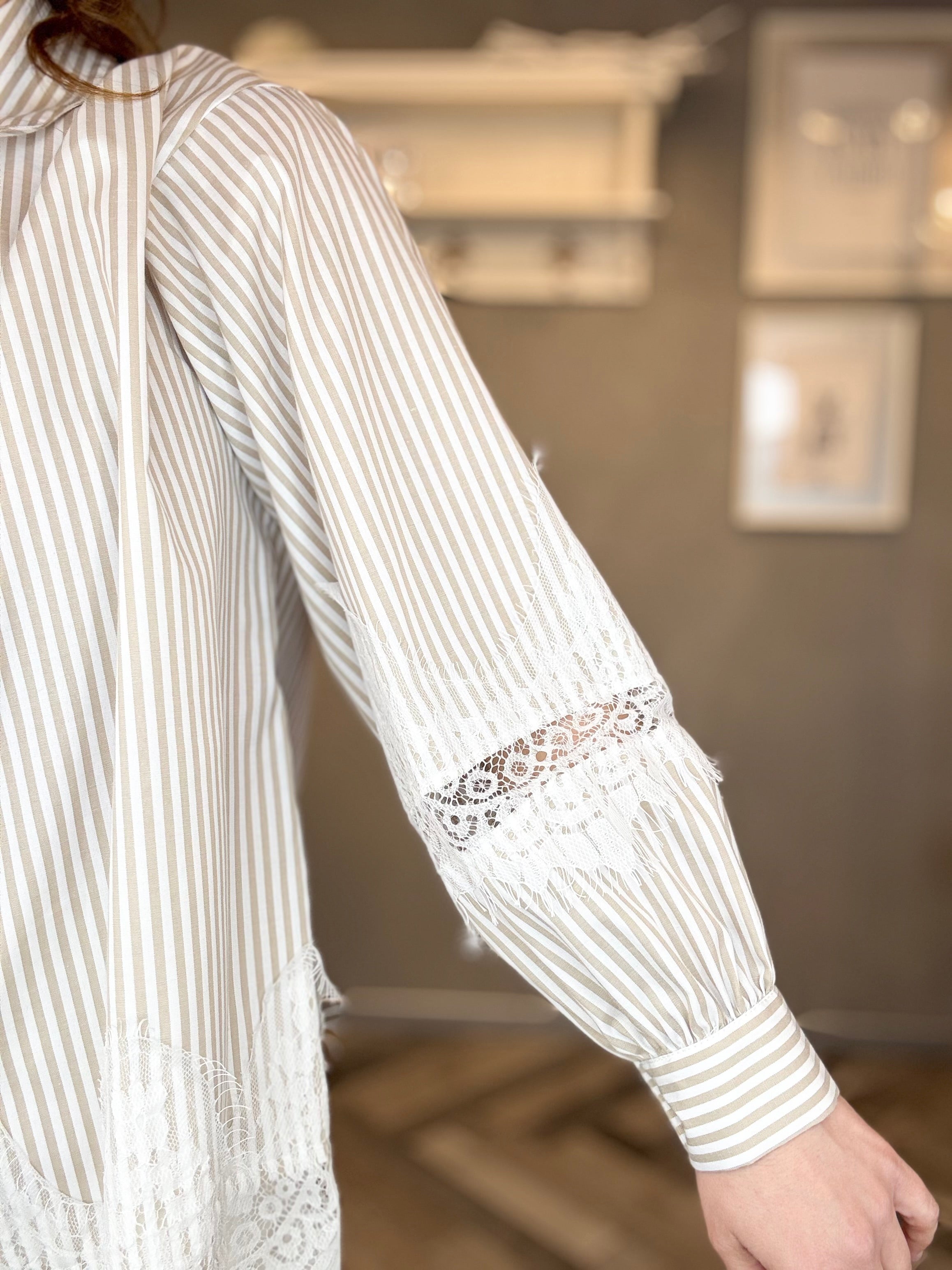 Camicia a righe con pizzo