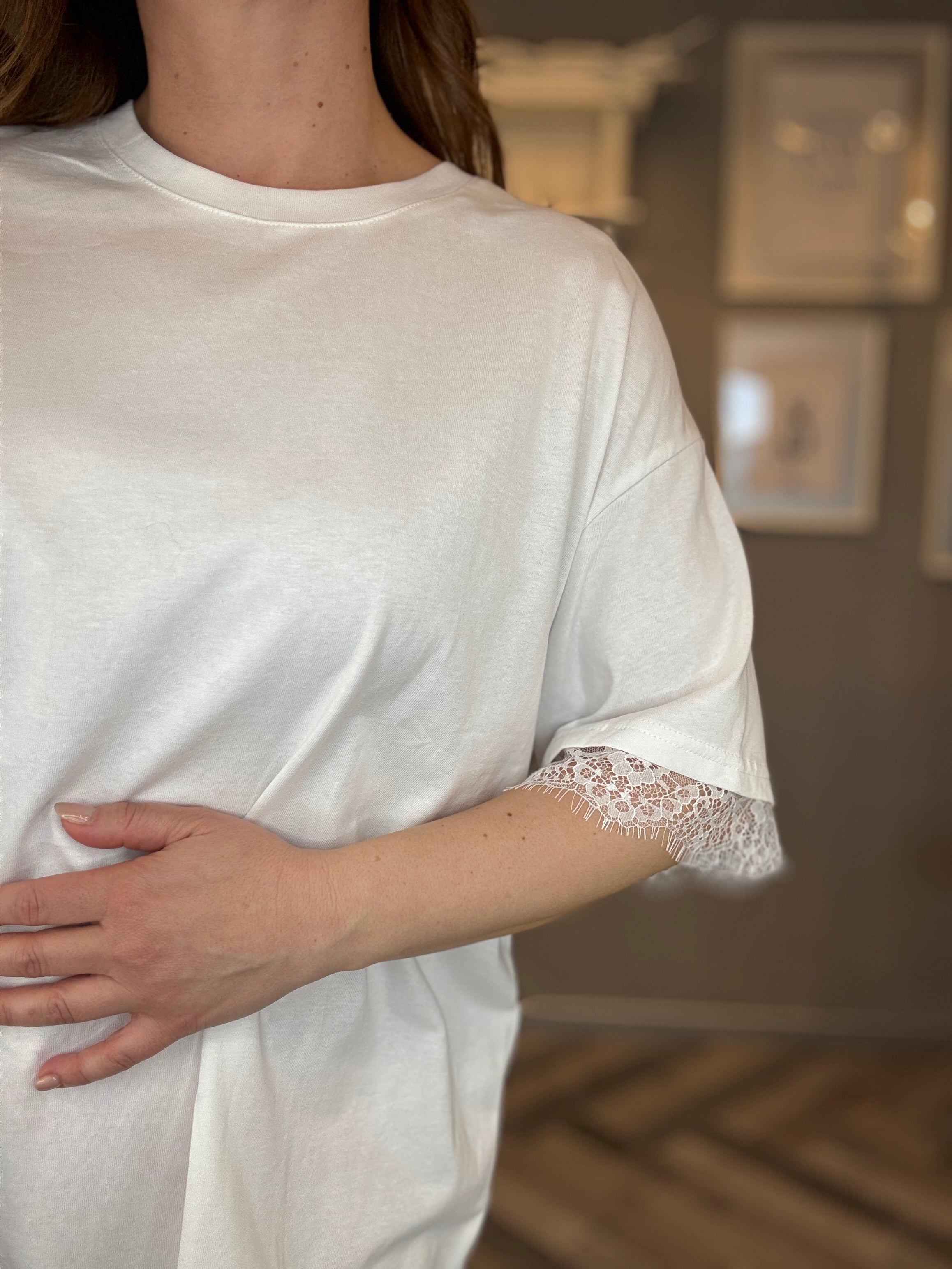 T-shirt over pizzo details bianca