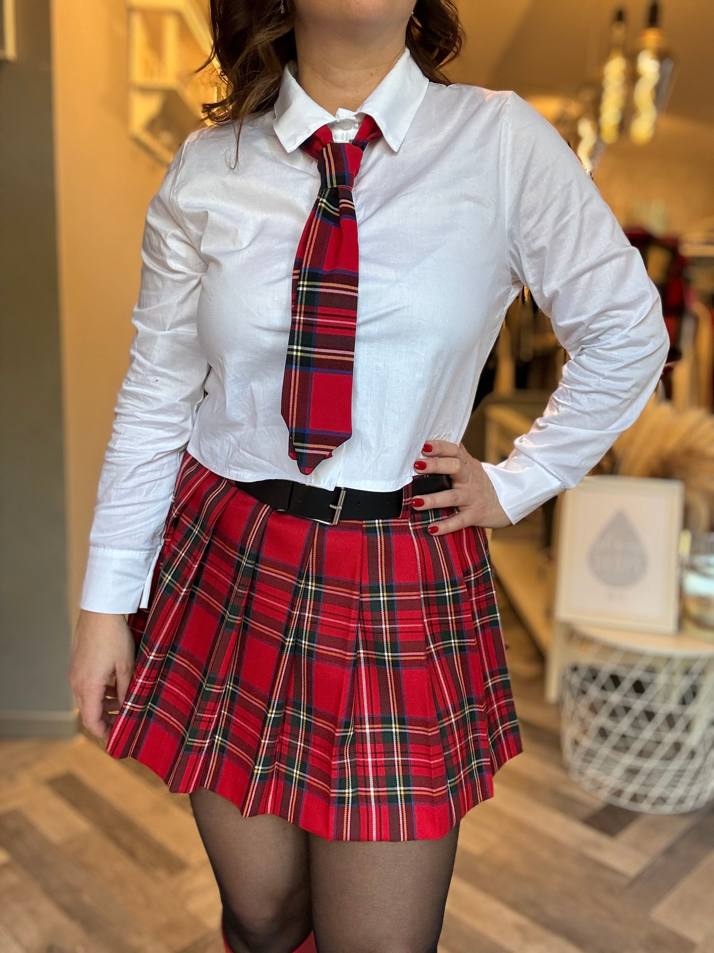 Camicia punto vita con cravatta tartan rossa