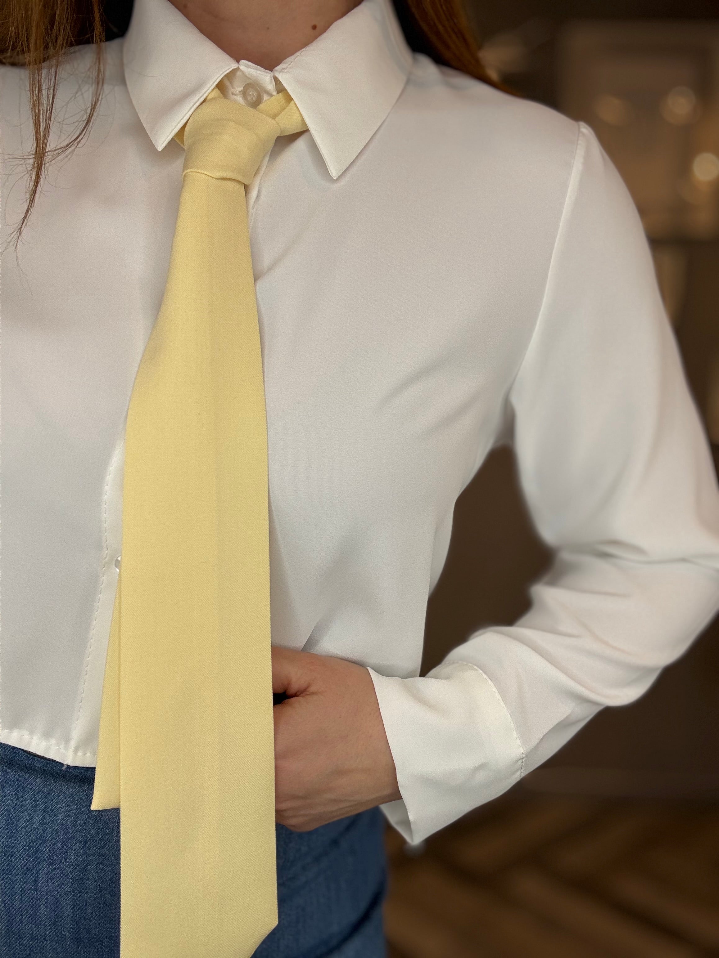 Camicia crop con cravatta gialla