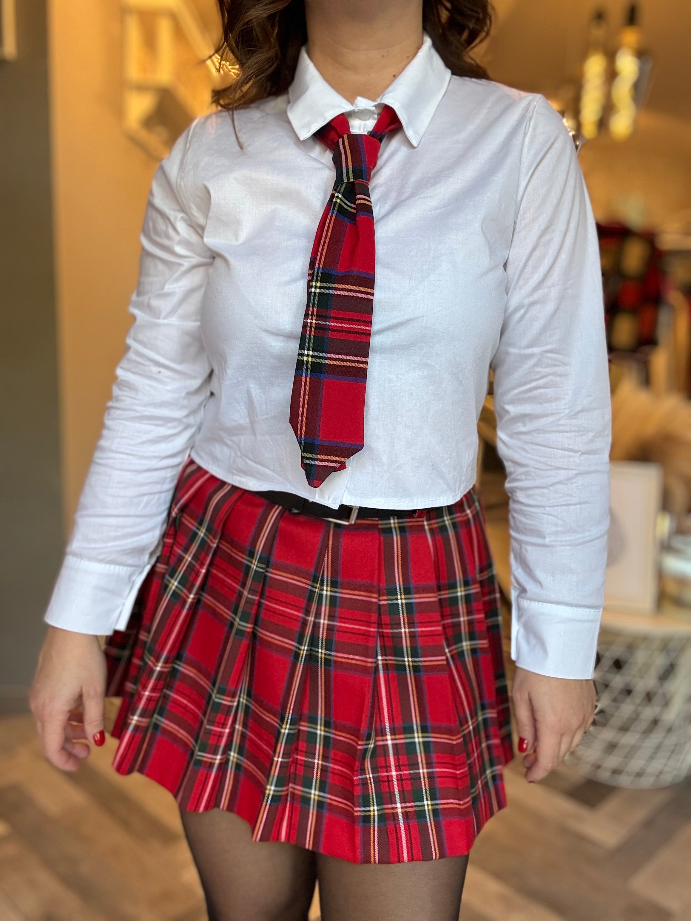 Camicia punto vita con cravatta tartan rossa