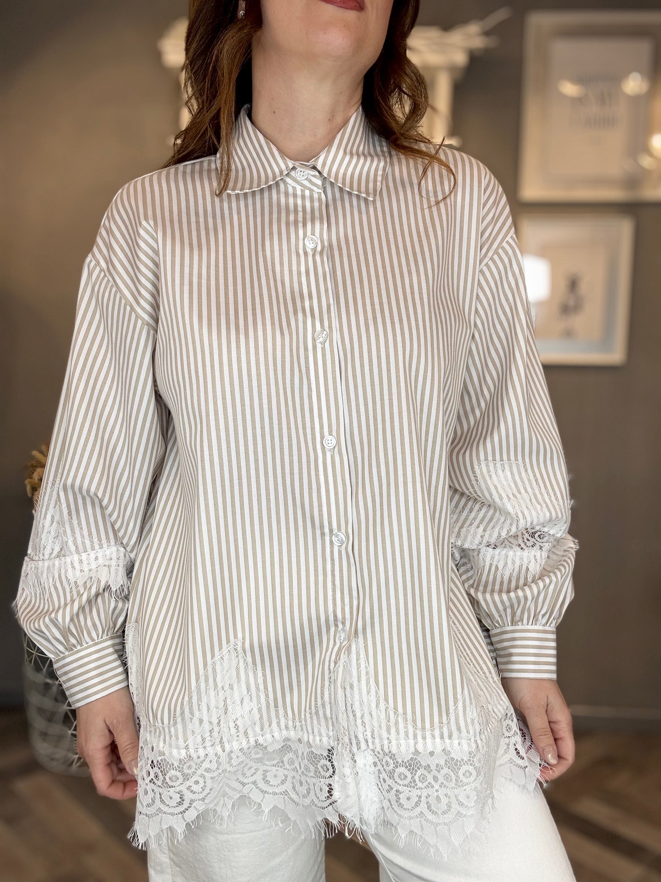Camicia a righe con pizzo