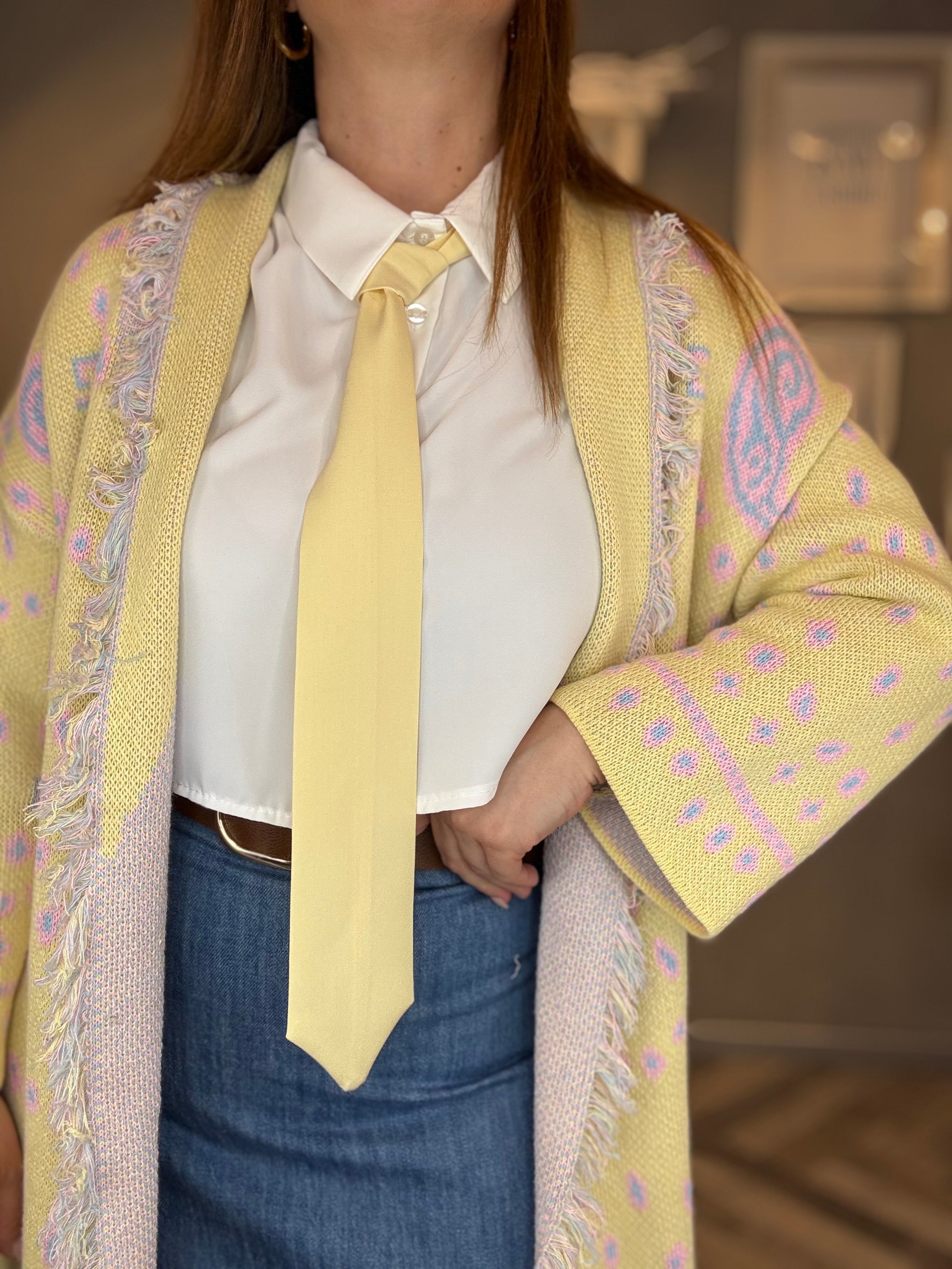 Camicia crop con cravatta gialla