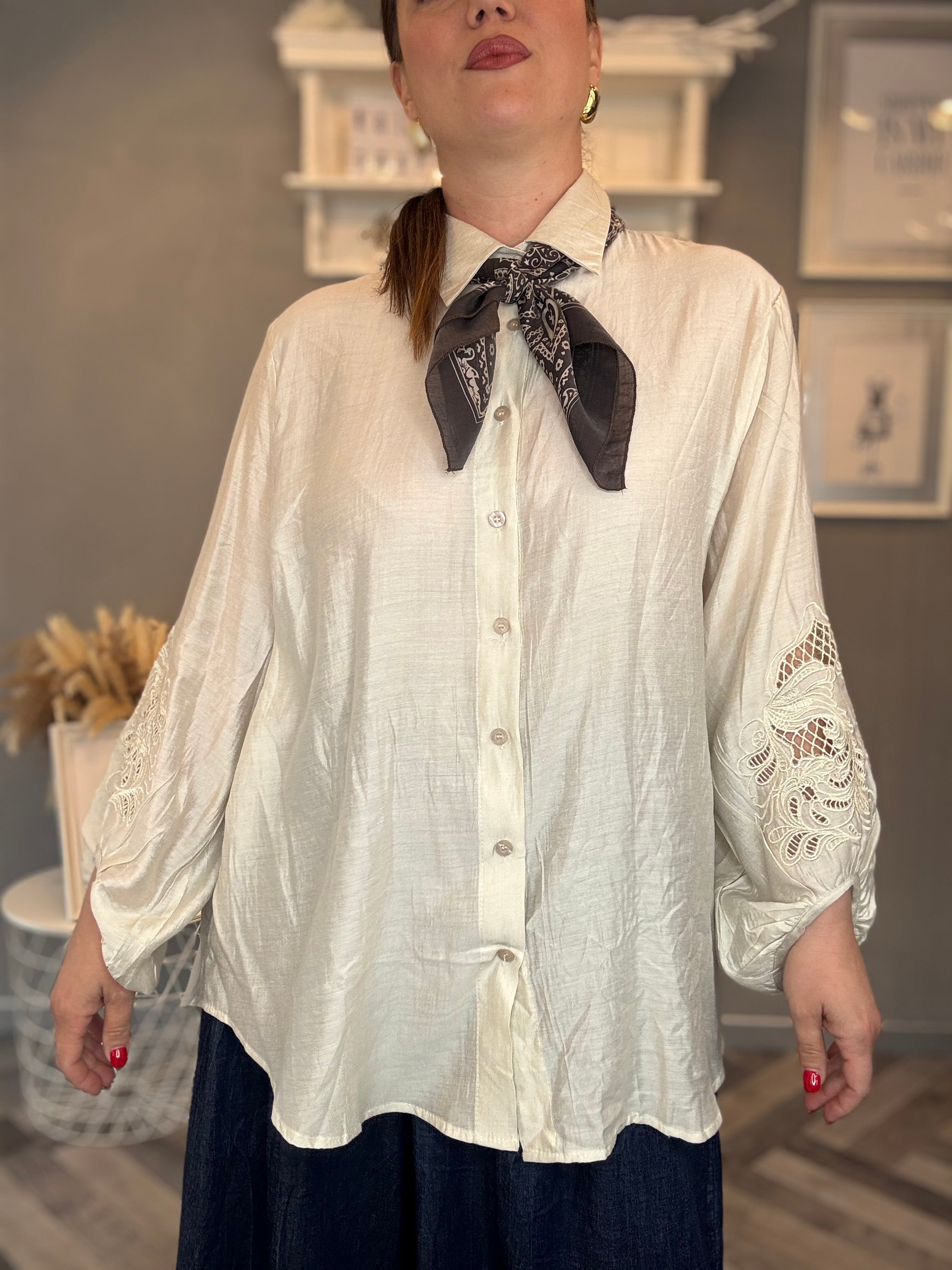 Camicia con ricami traforati