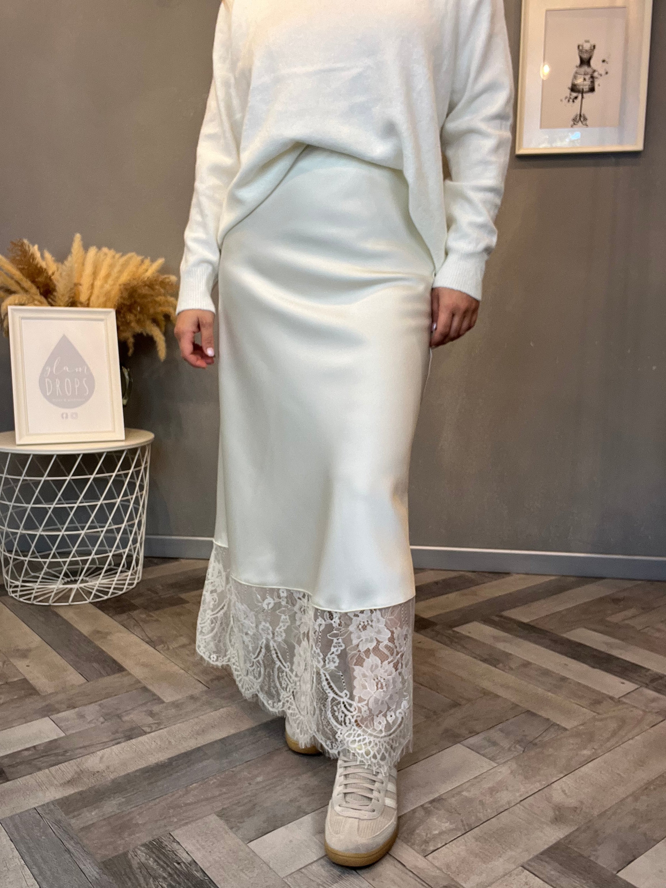 Gonna in satin con pizzo panna