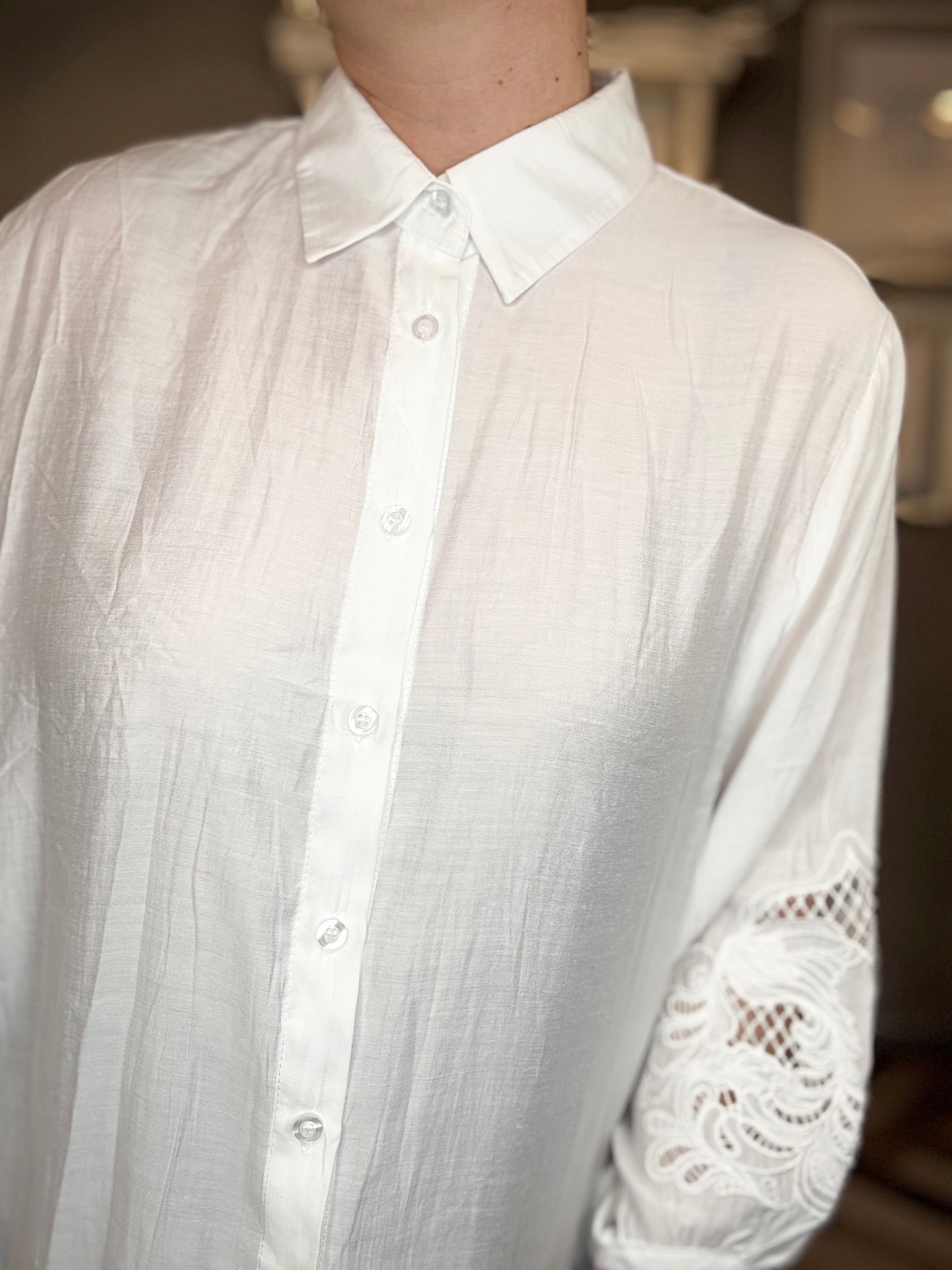 Camicia con ricami traforati