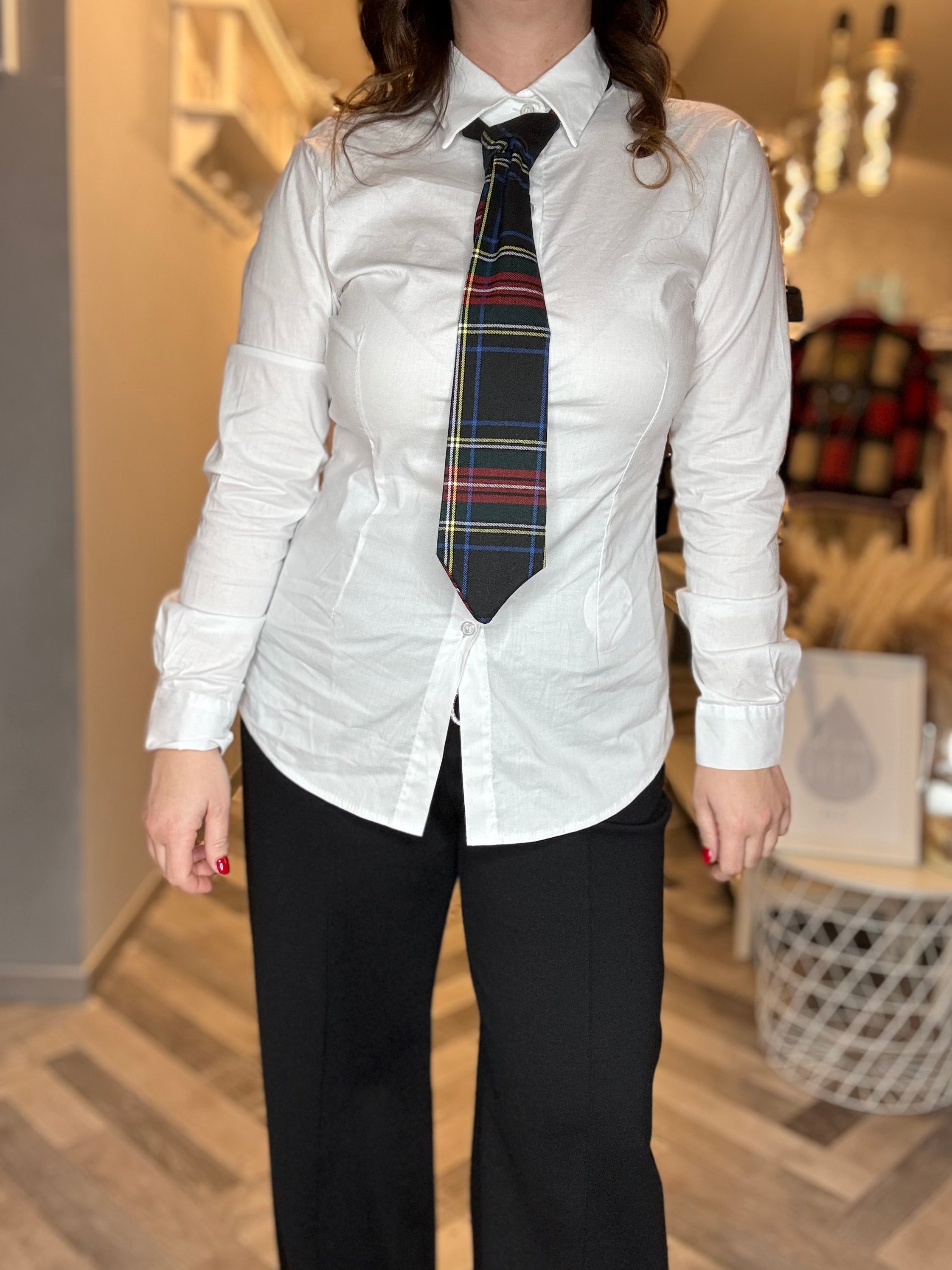 Camicia con cravatta tartan nera