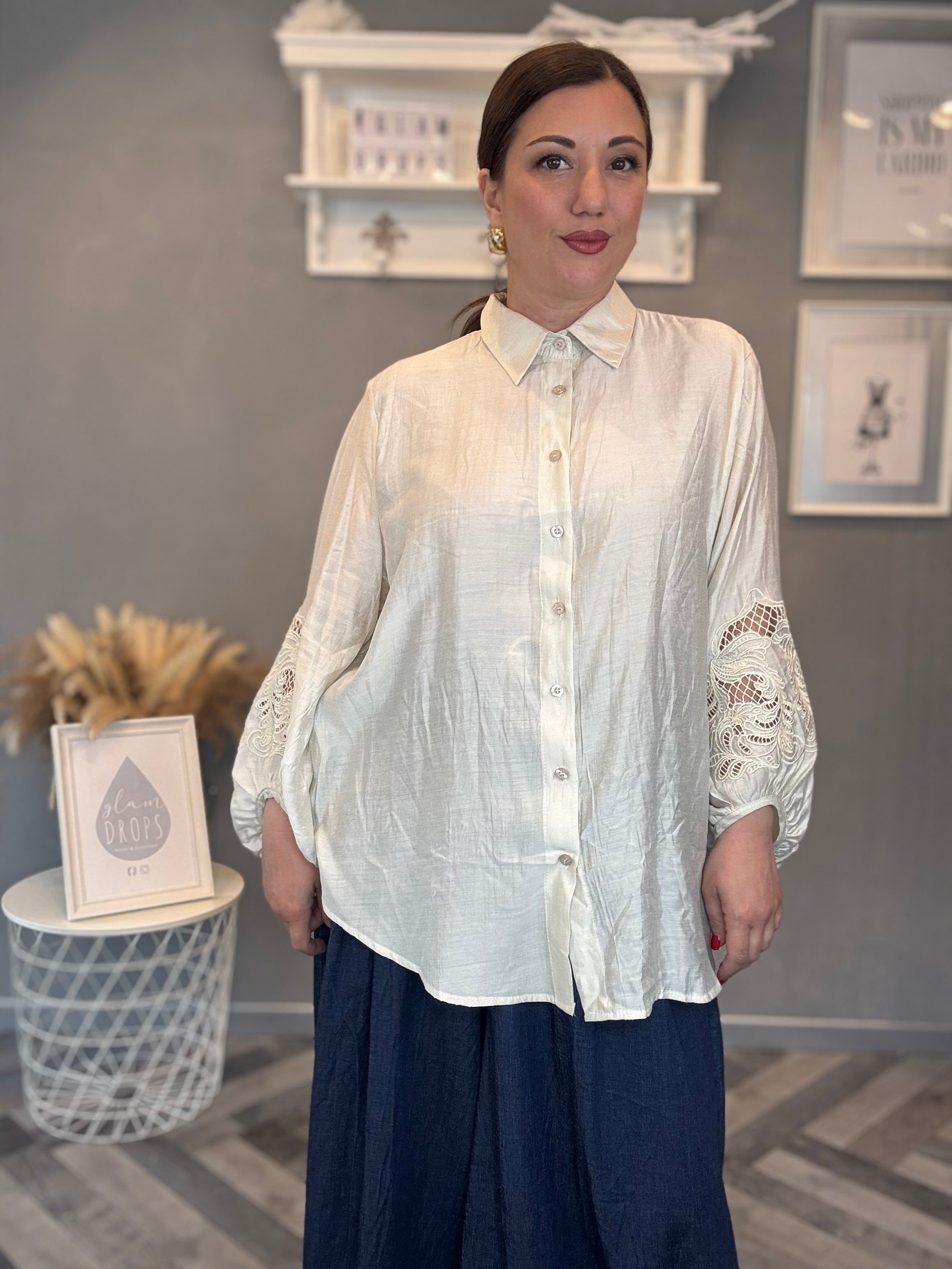 Camicia con ricami traforati