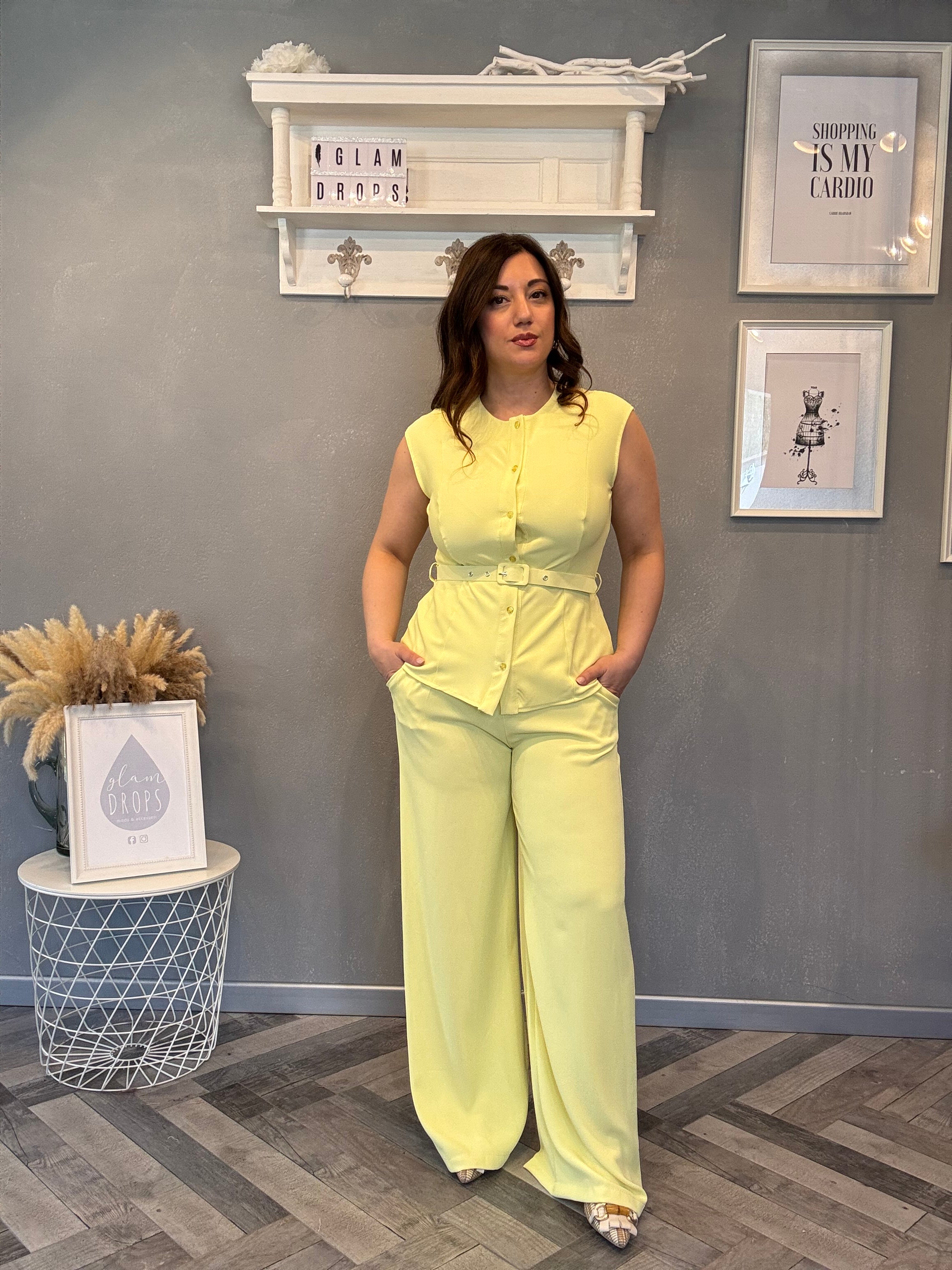 Coordinato smanicato con pantalone palazzo