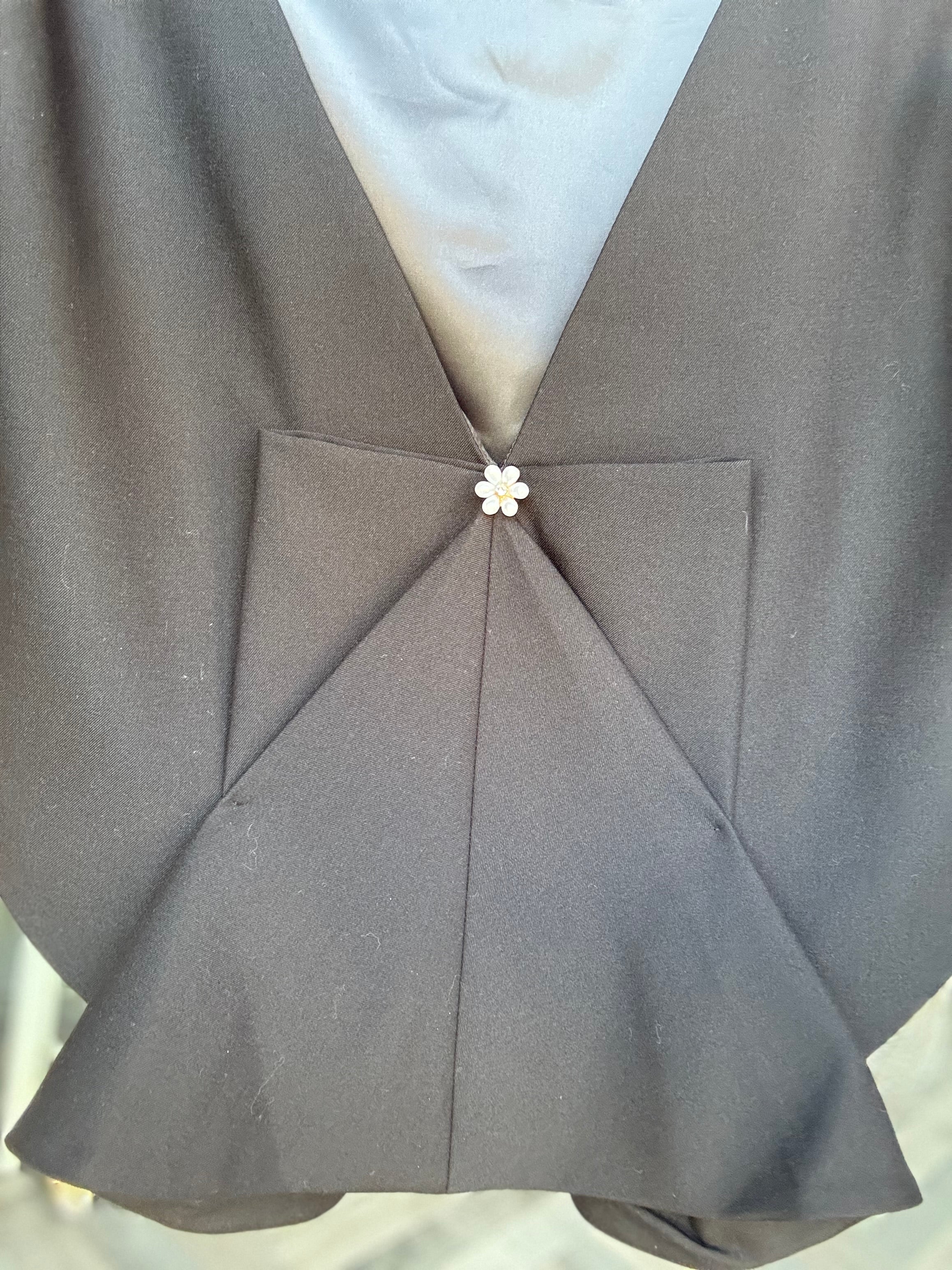 Top fiocco con bottone di perle