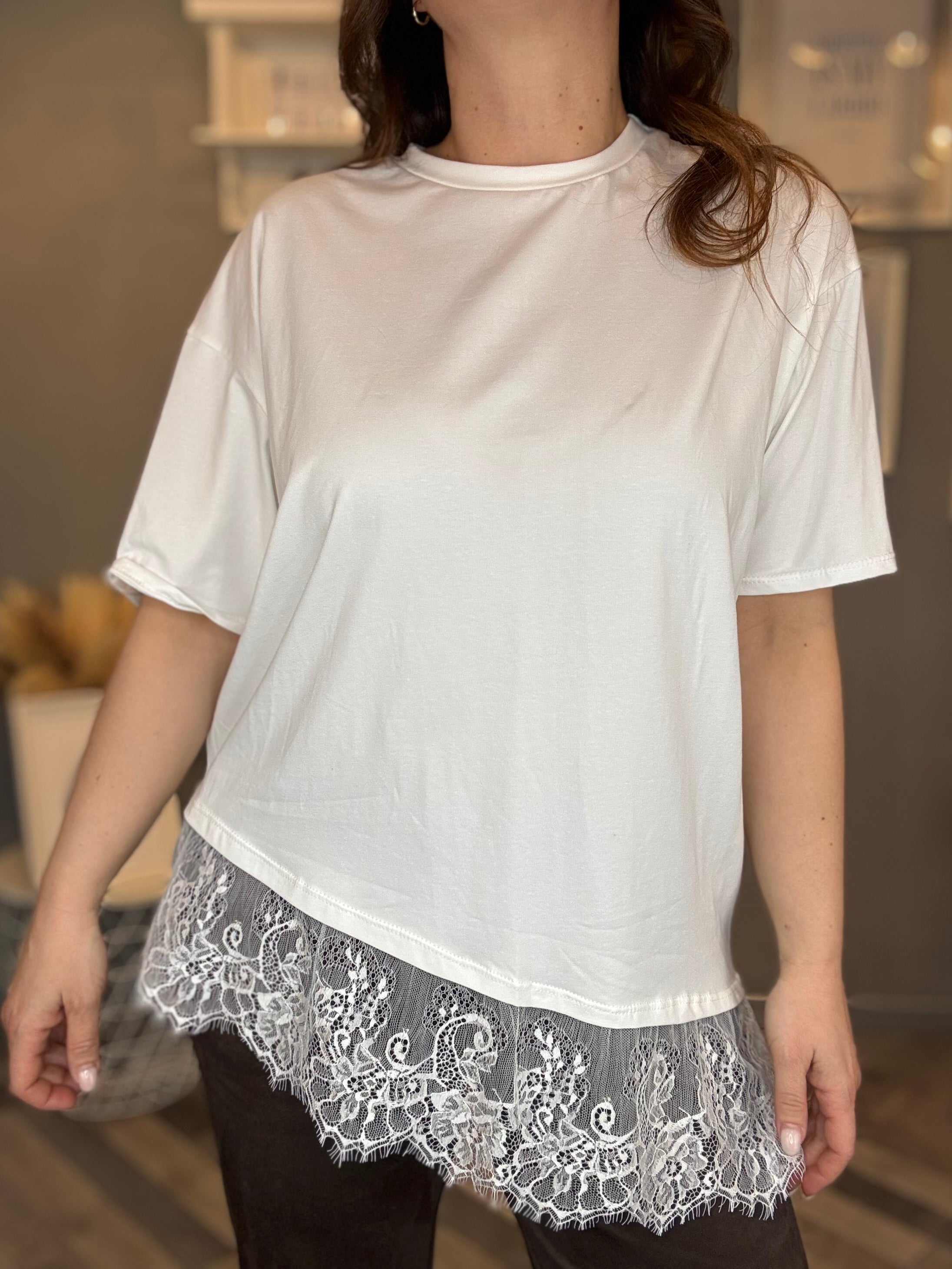 T-shirt bianca over con pizzo