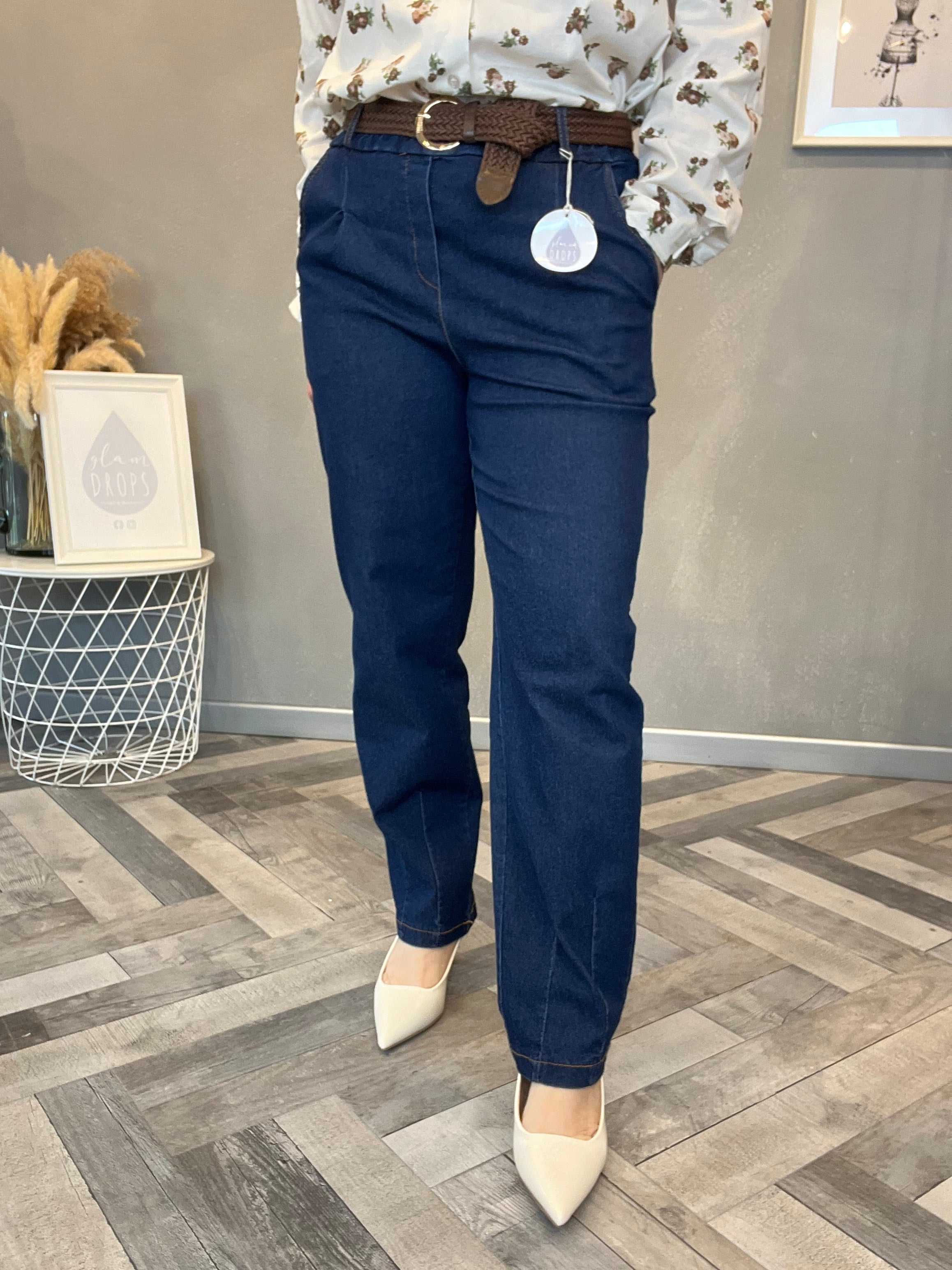 Jeans barrel scuro con cintura