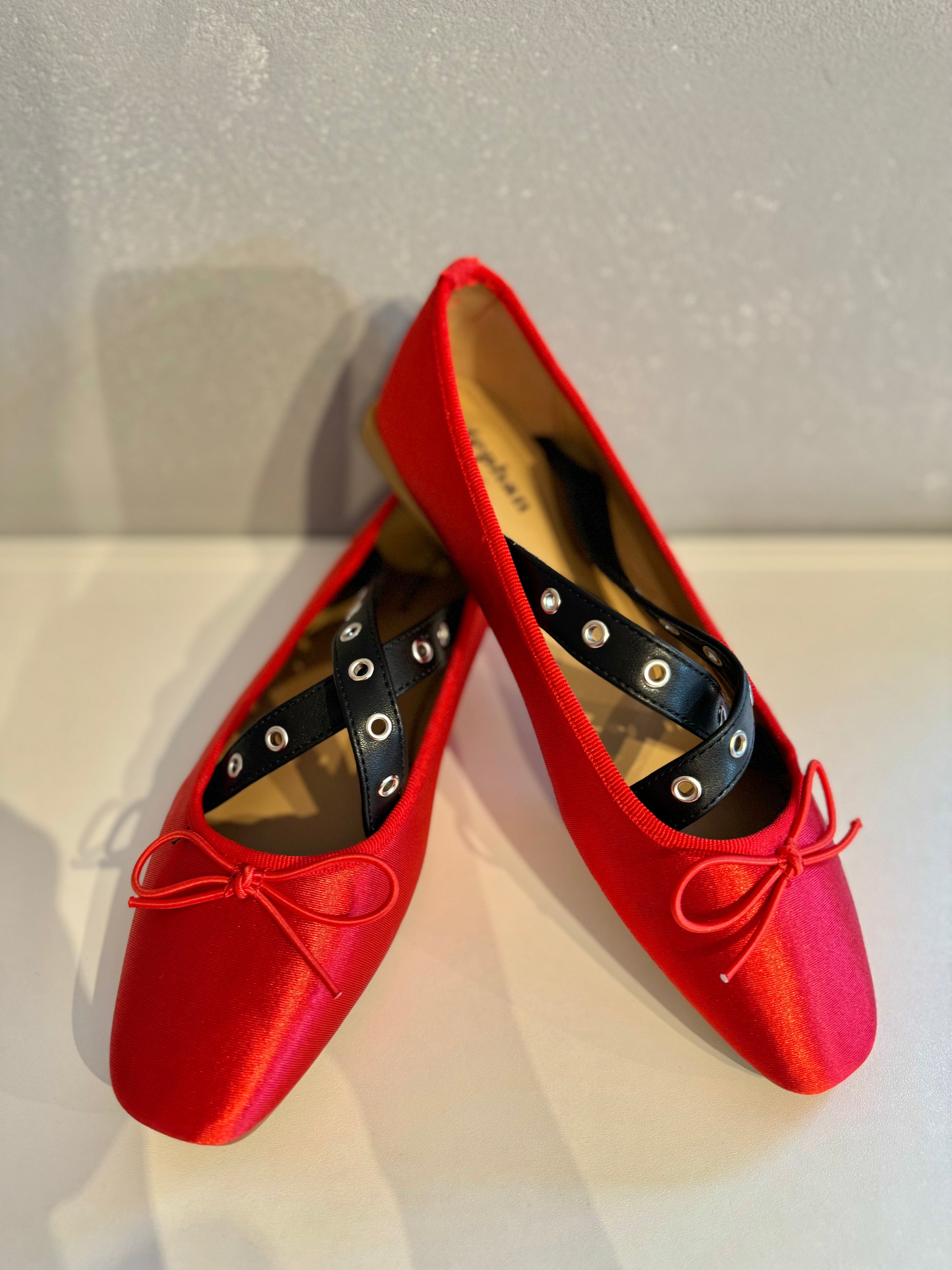 Ballerina in raso con stringhe