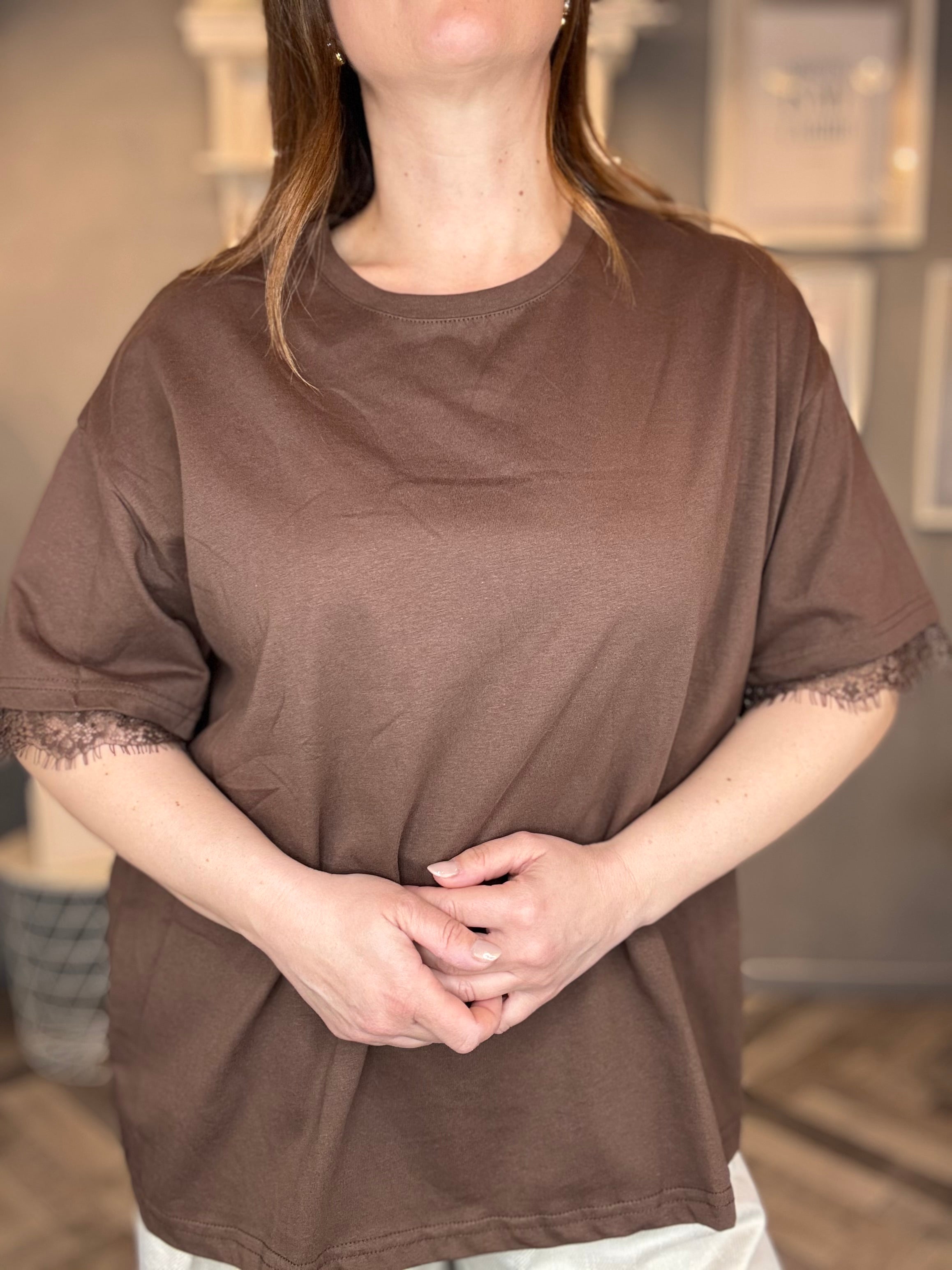 T-shirt over pizzo details cioccolato