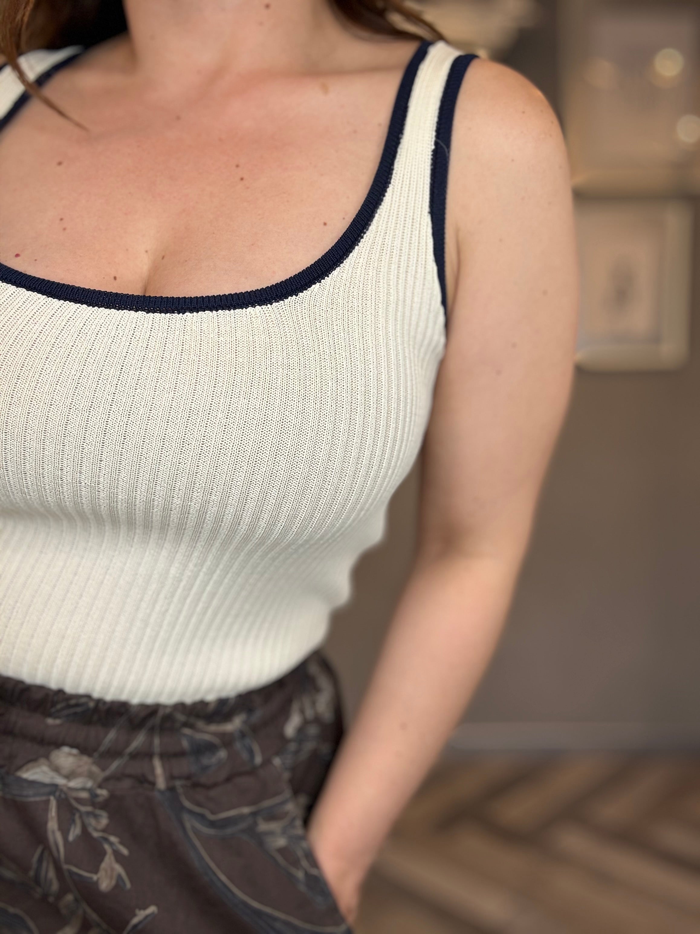 Top a costine con bordo a contrasto