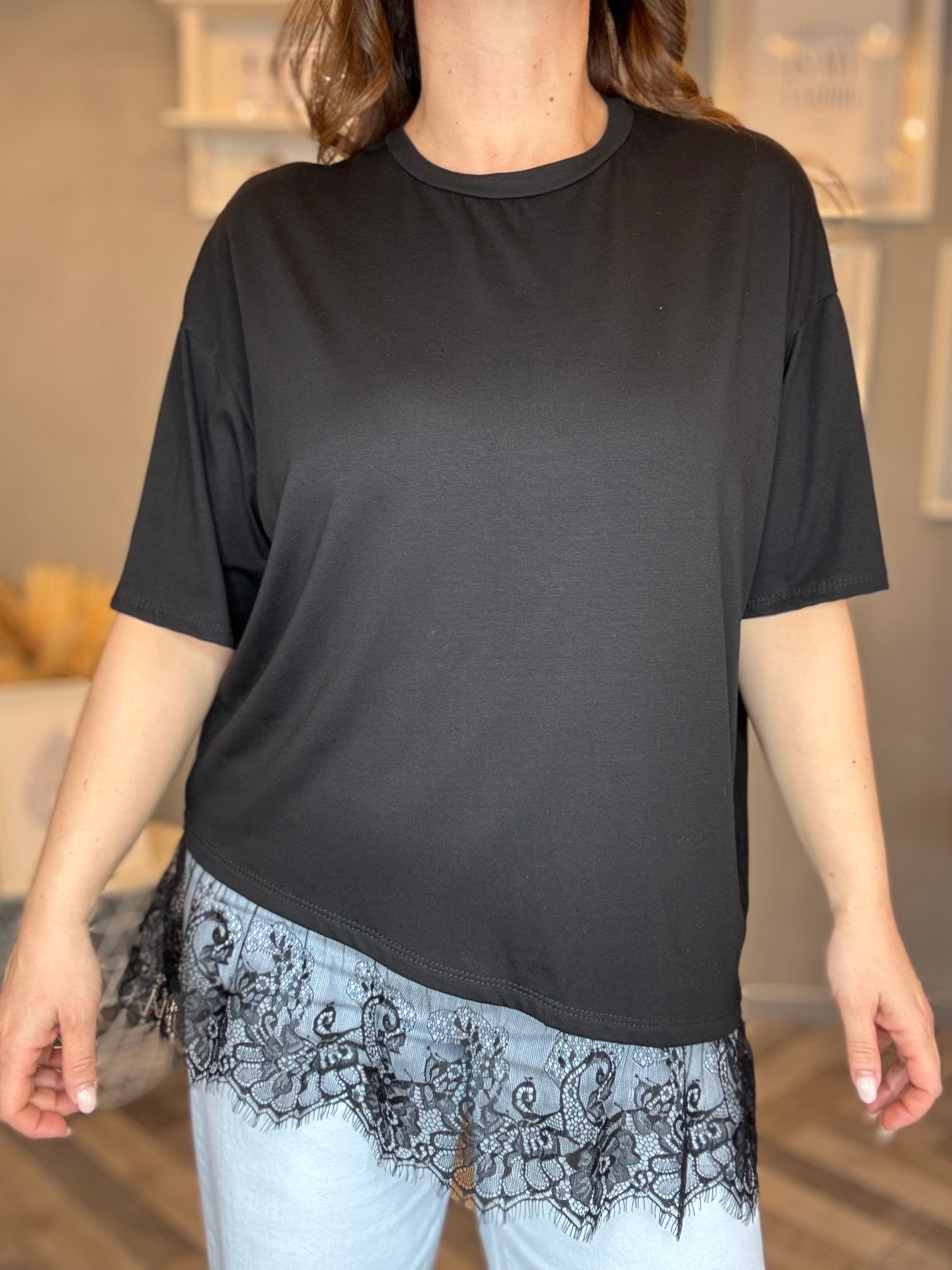 T-shirt nera over con pizzo