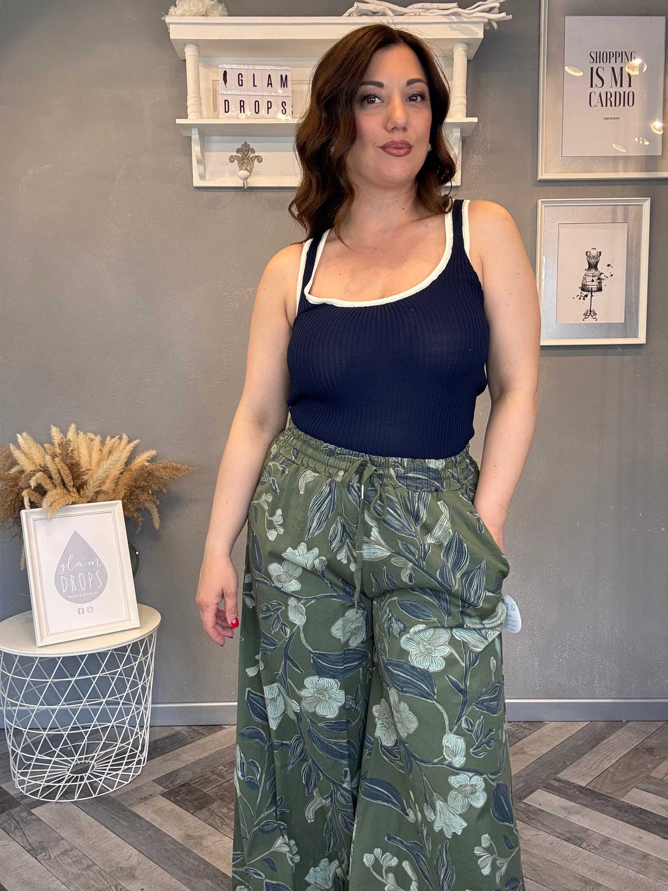 Top a costine con bordo a contrasto