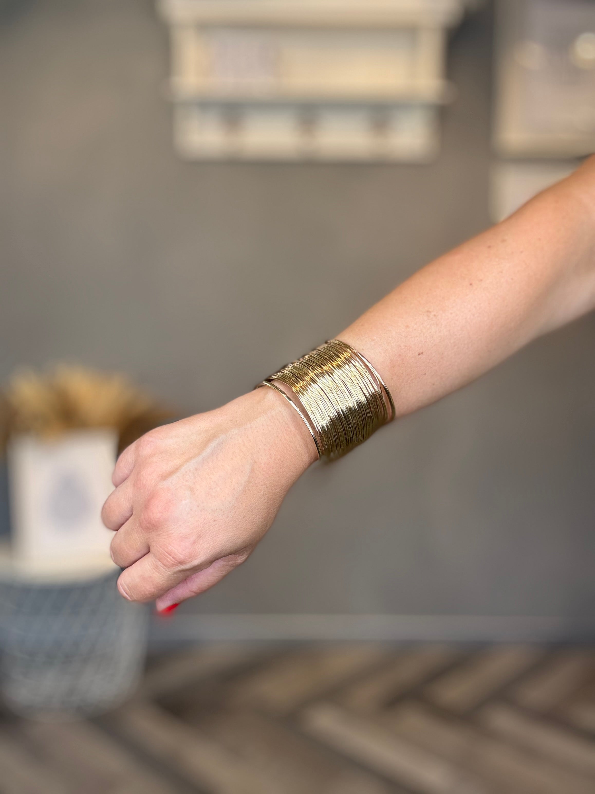 Bracciale singolo rigido dorato modello cuff Aurora
