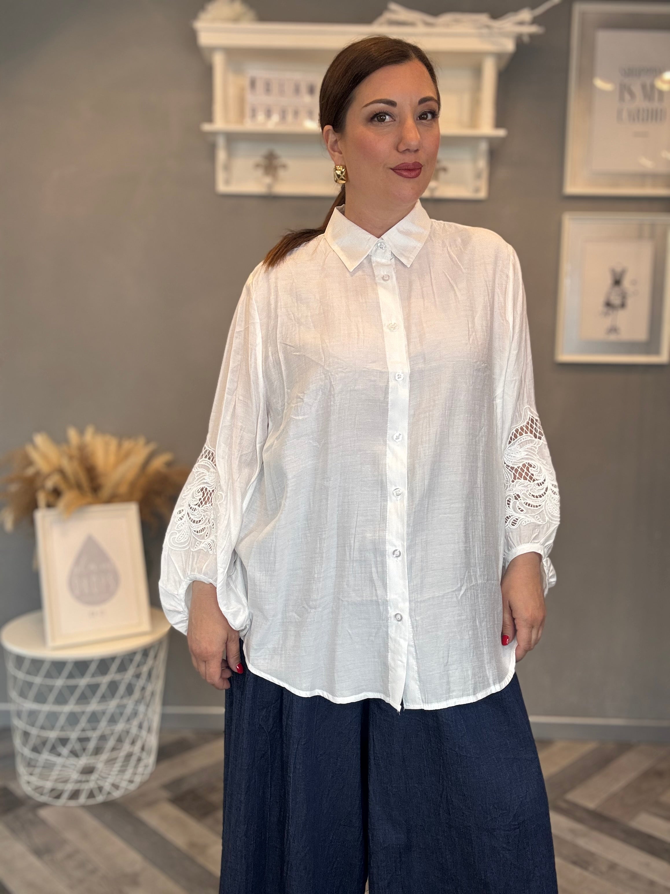 Camicia con ricami traforati