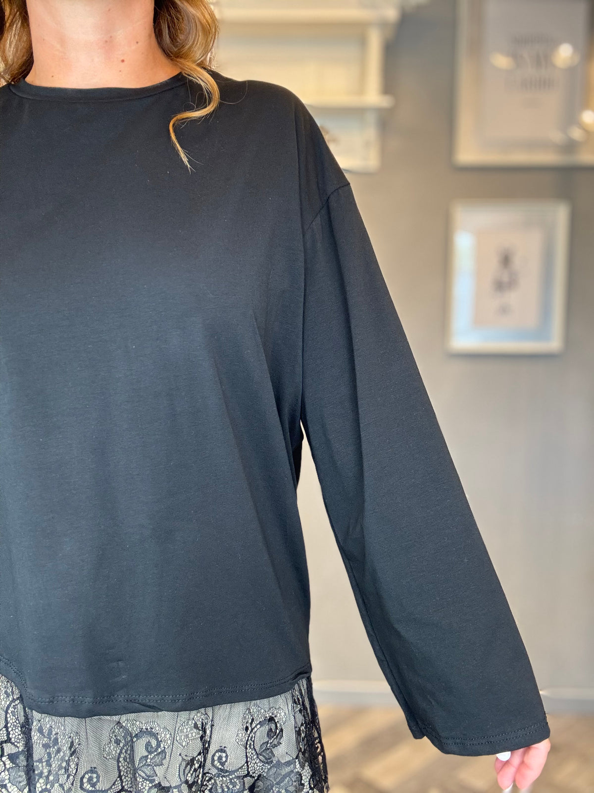 T-shirt asimmetrica con pizzo nero