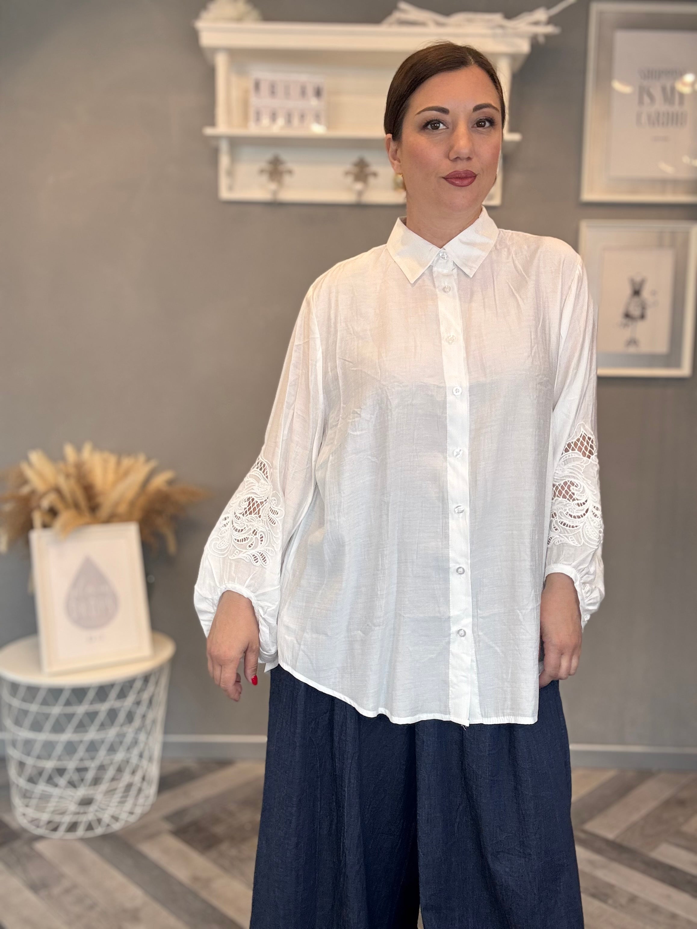 Camicia con ricami traforati