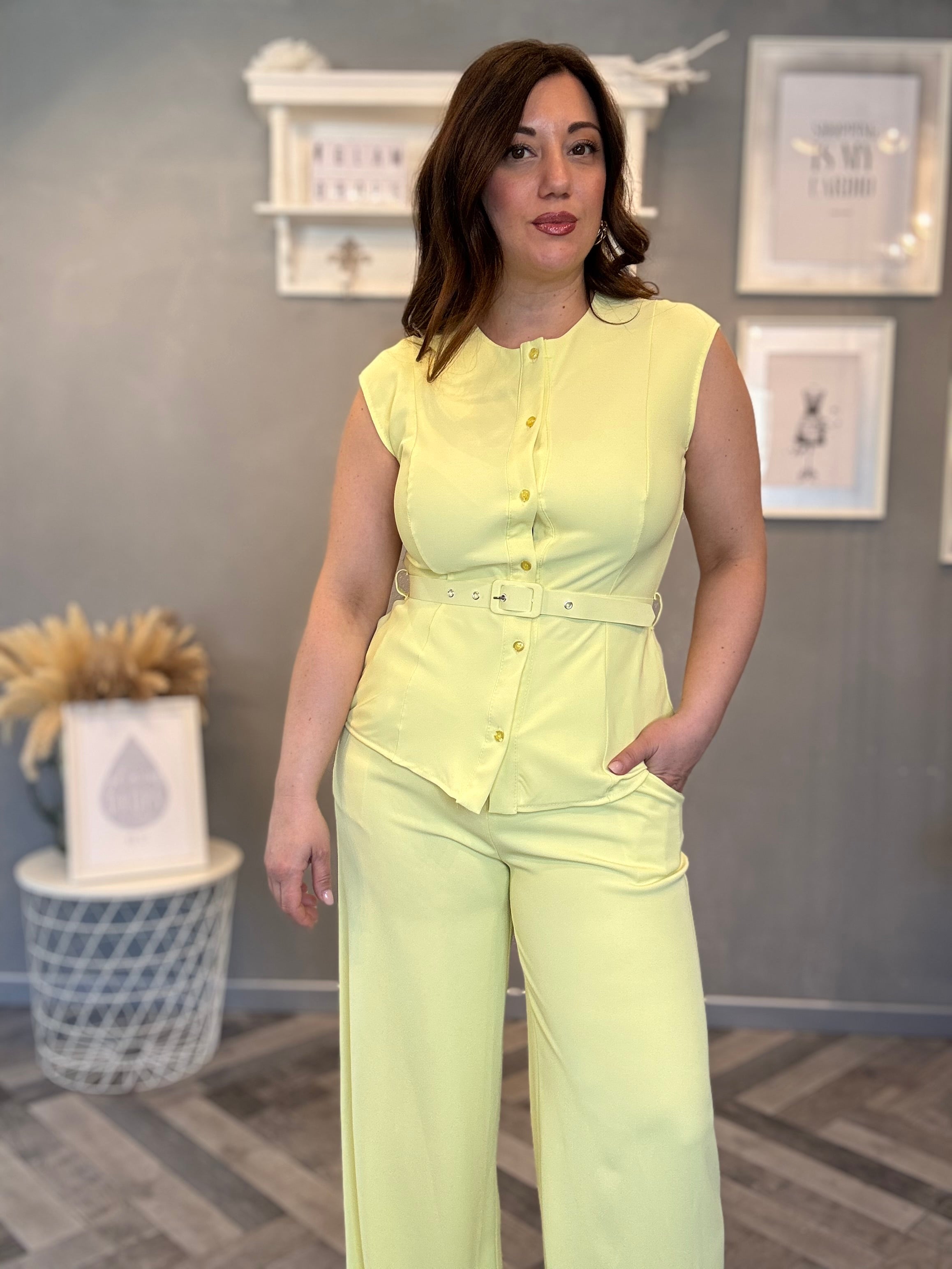 Coordinato smanicato con pantalone palazzo