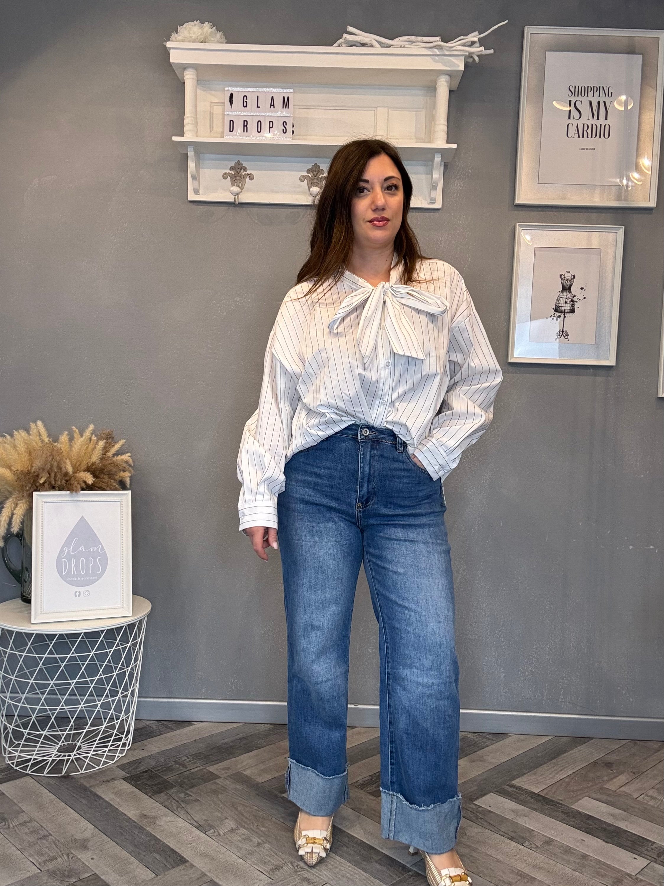 Camicia bianca a righe nere con fiocco