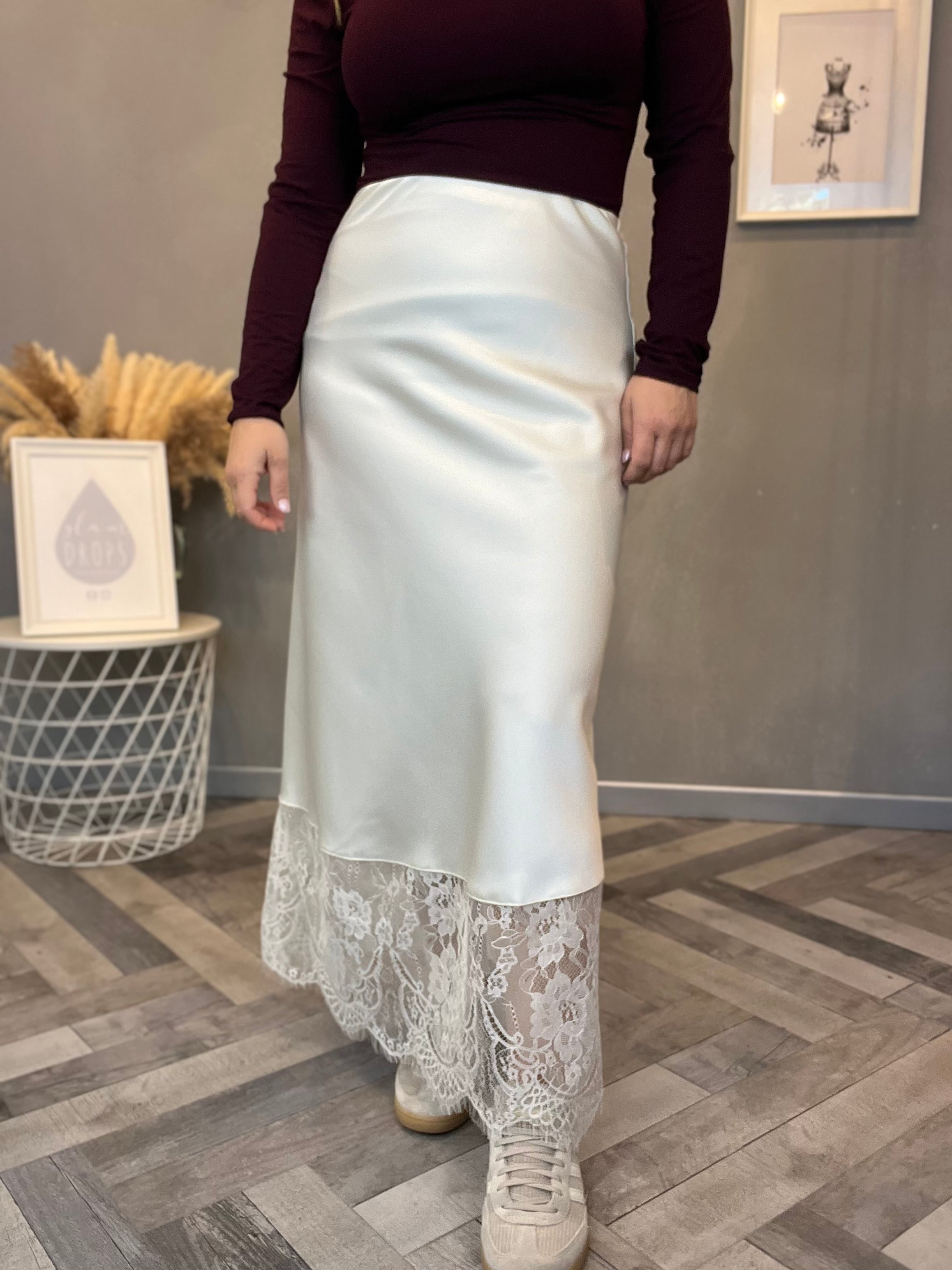 Gonna in satin con pizzo panna