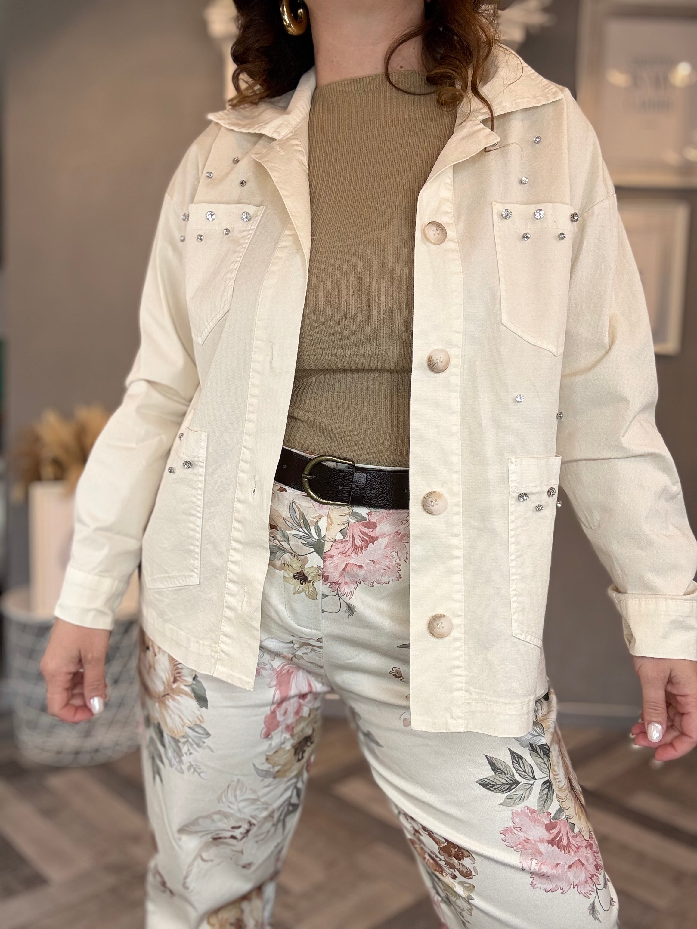 Giacca utility burro con dettagli gioiello