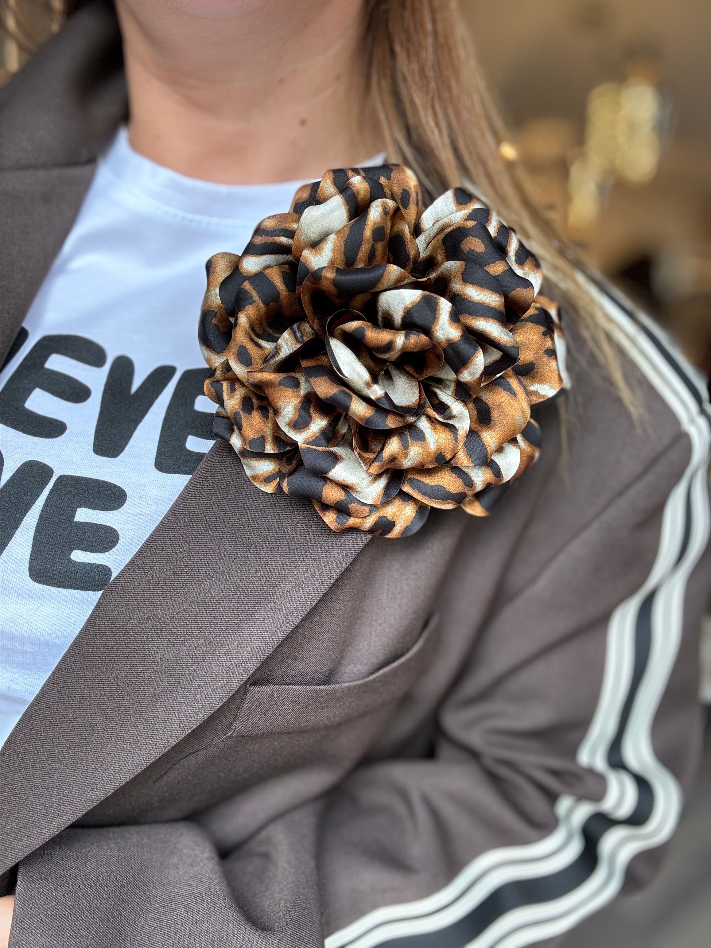 Spilla fiore in satin leopardato