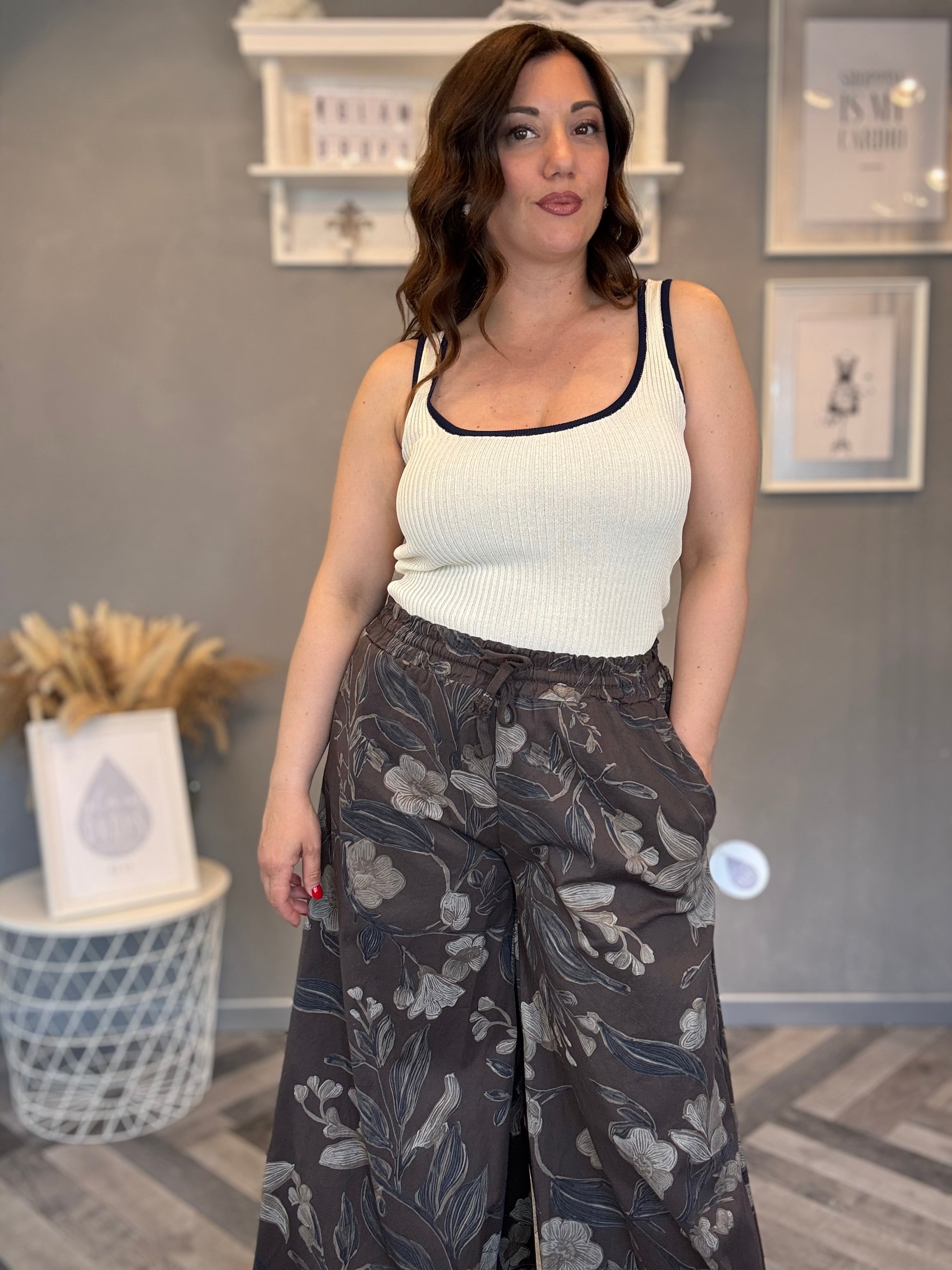 Top a costine con bordo a contrasto