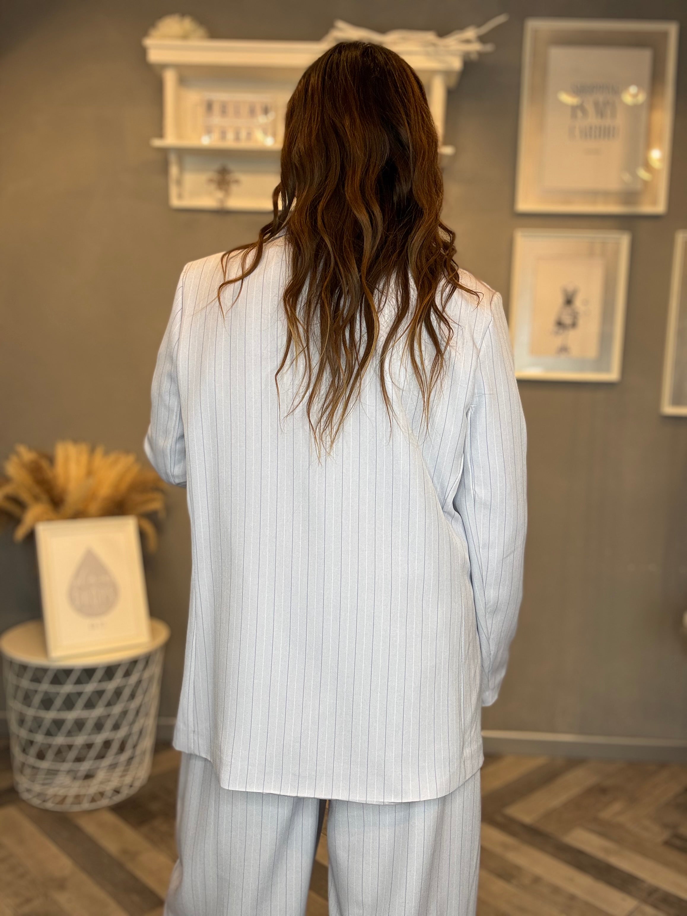 Tailleur a righe celeste polvere