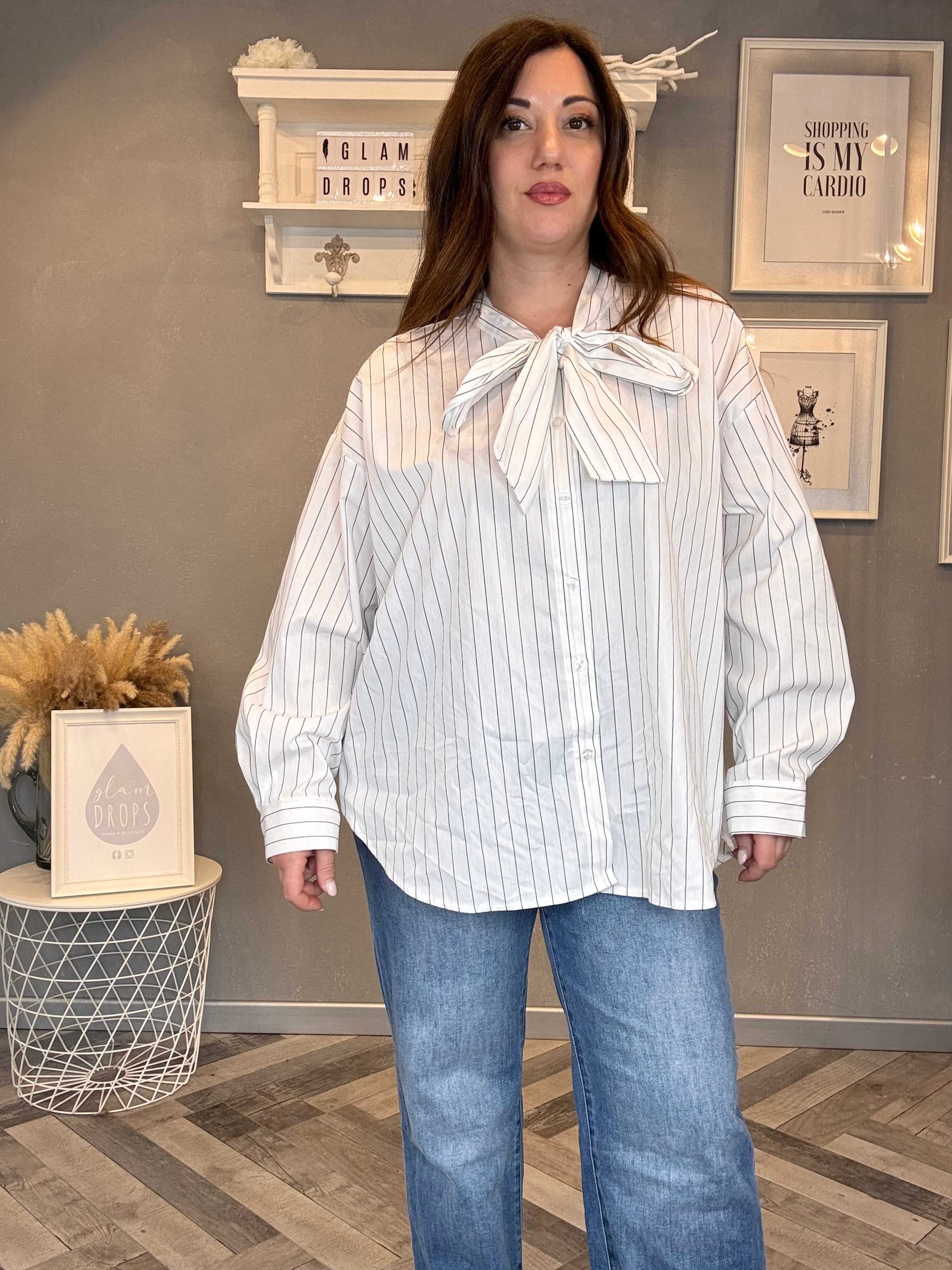 Camicia bianca a righe nere con fiocco