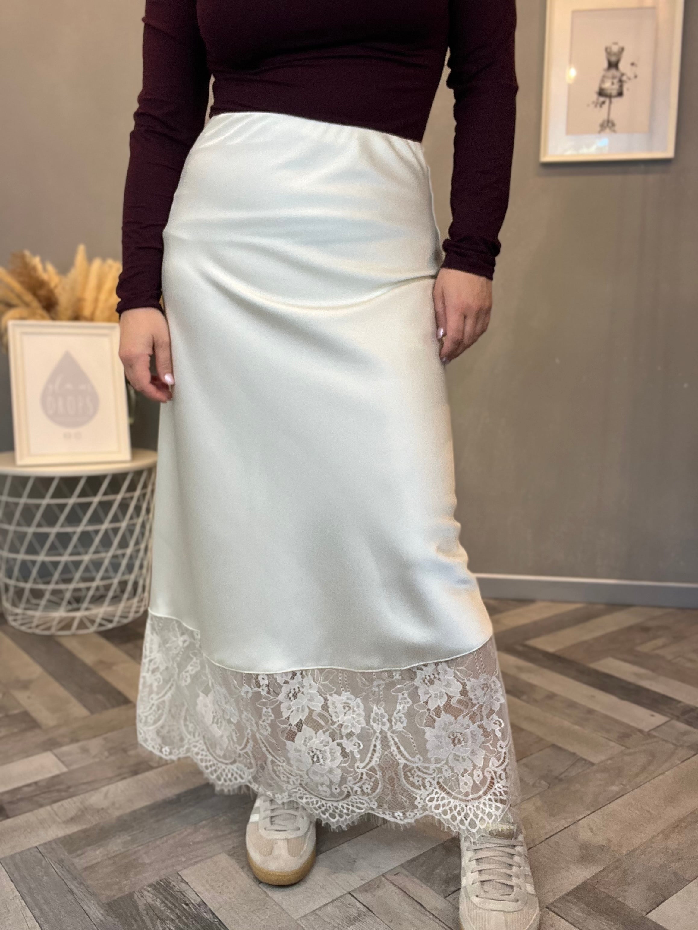 Gonna in satin con pizzo panna