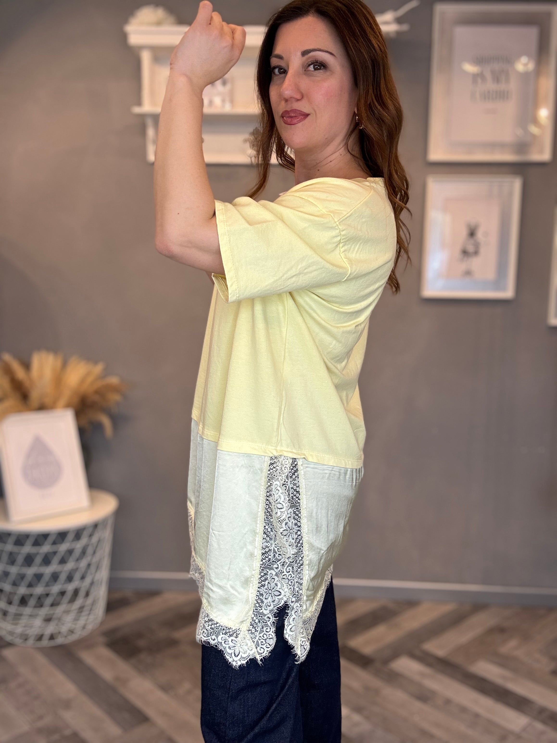 T-shirt giallo pastello con satin e pizzo