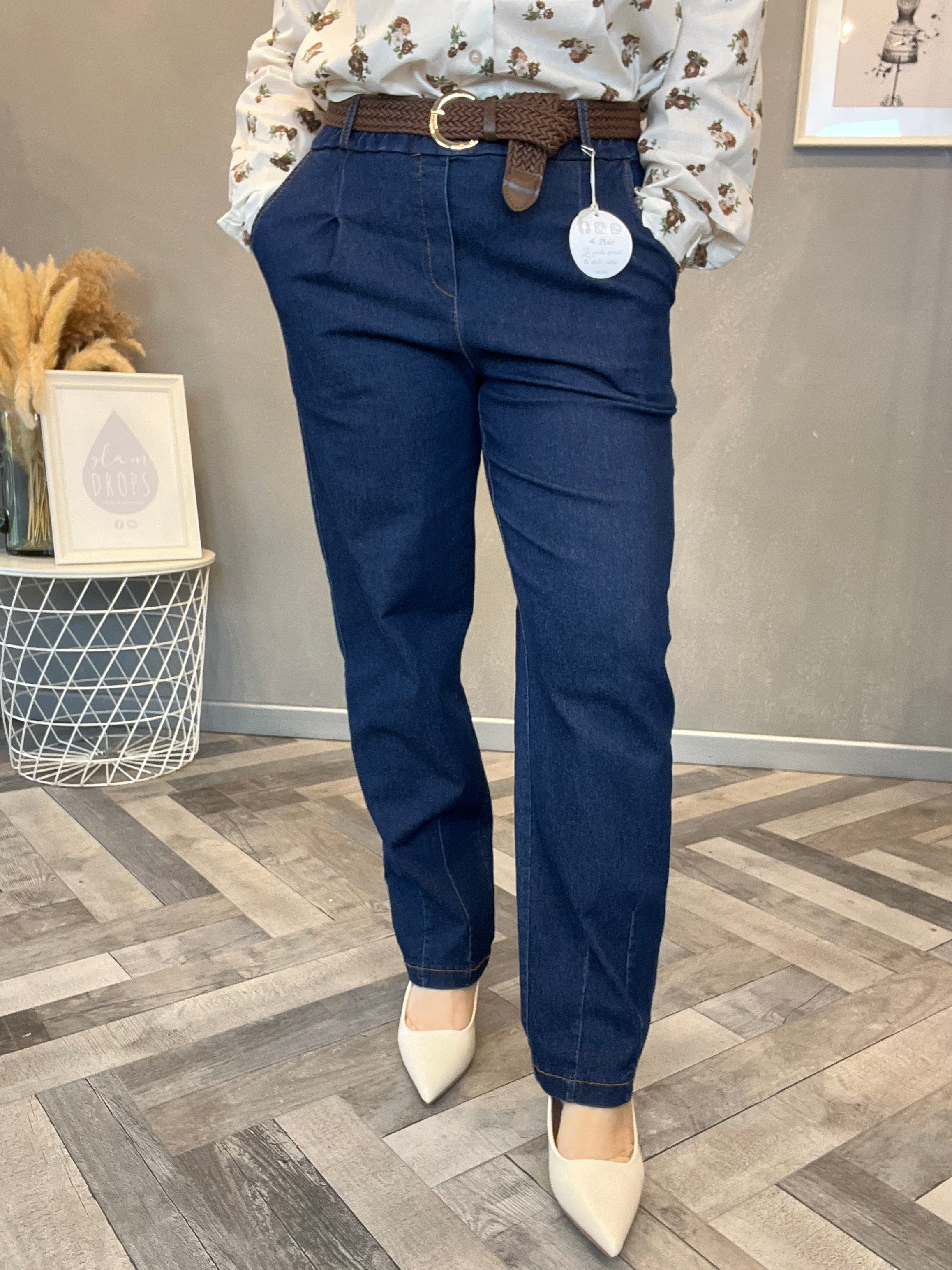 Jeans barrel scuro con cintura