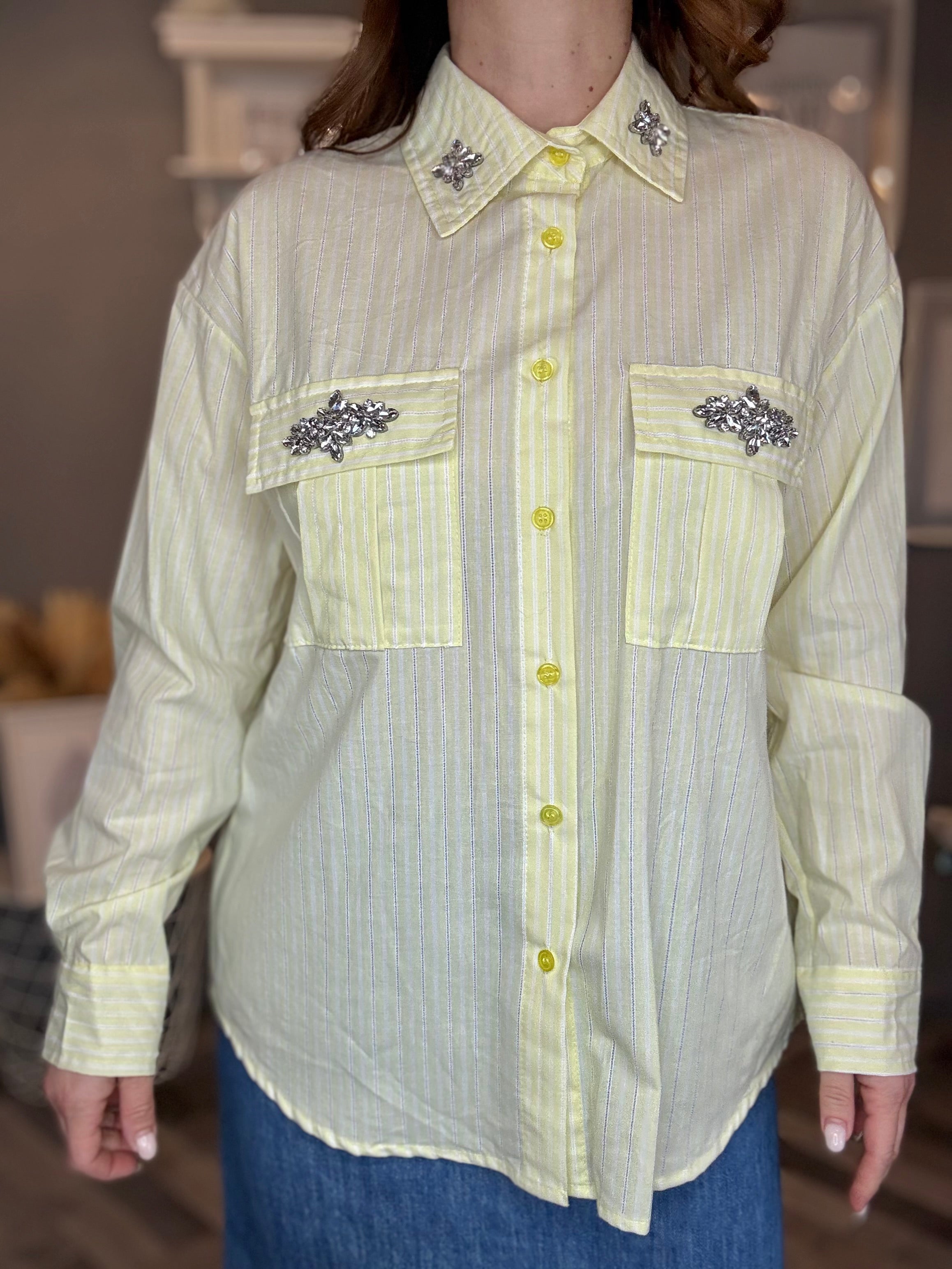 Camicia giallo pastello a righe con applicazioni gioiello