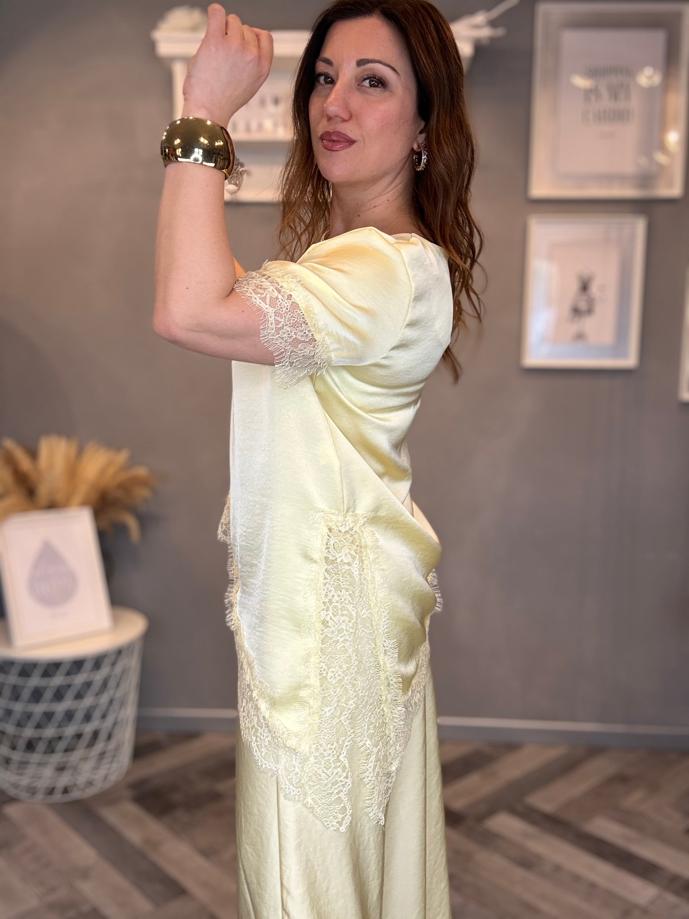 Blusa satin con pizzo giallo pastello