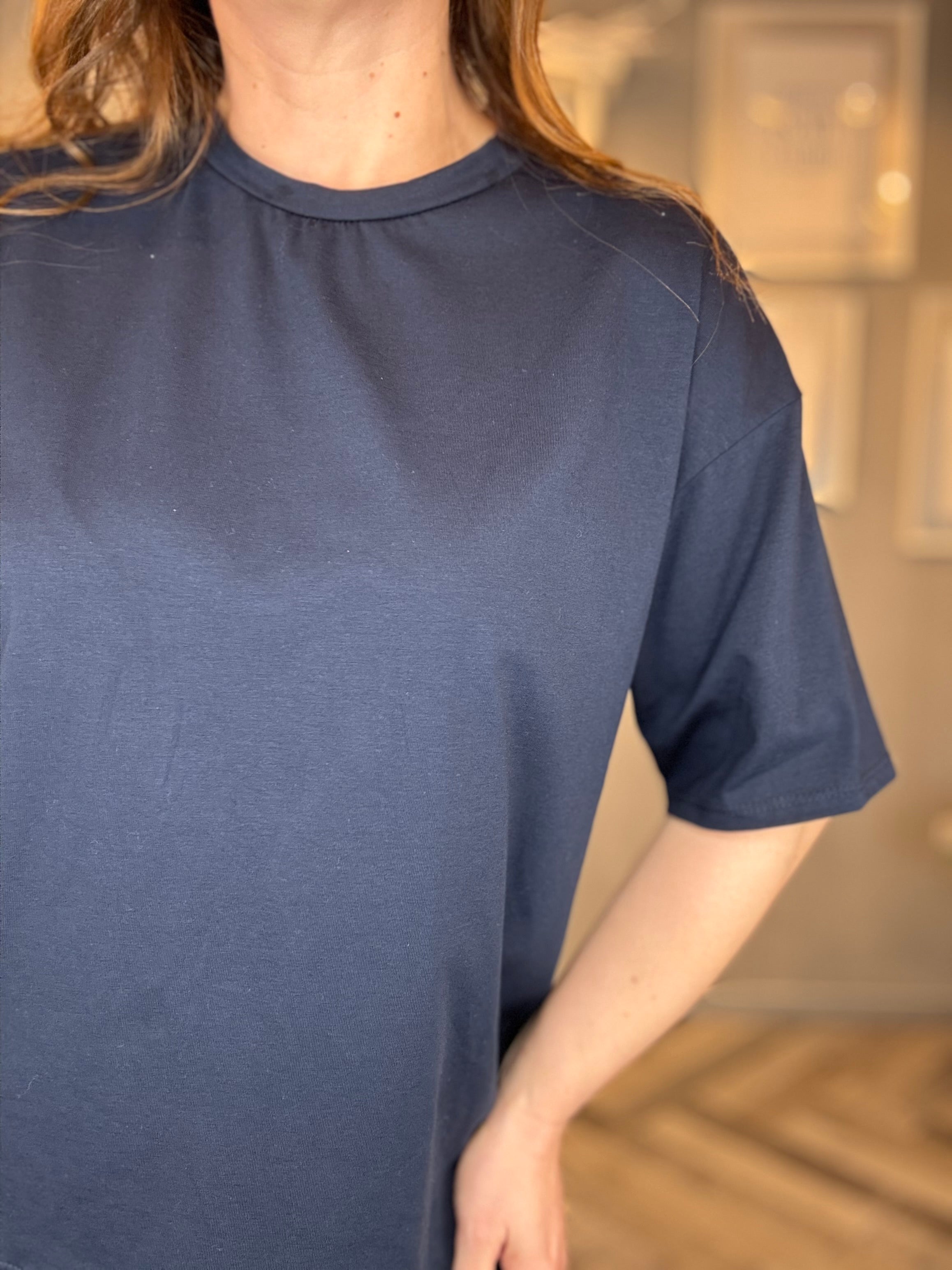 T-shirt blu over con pizzo