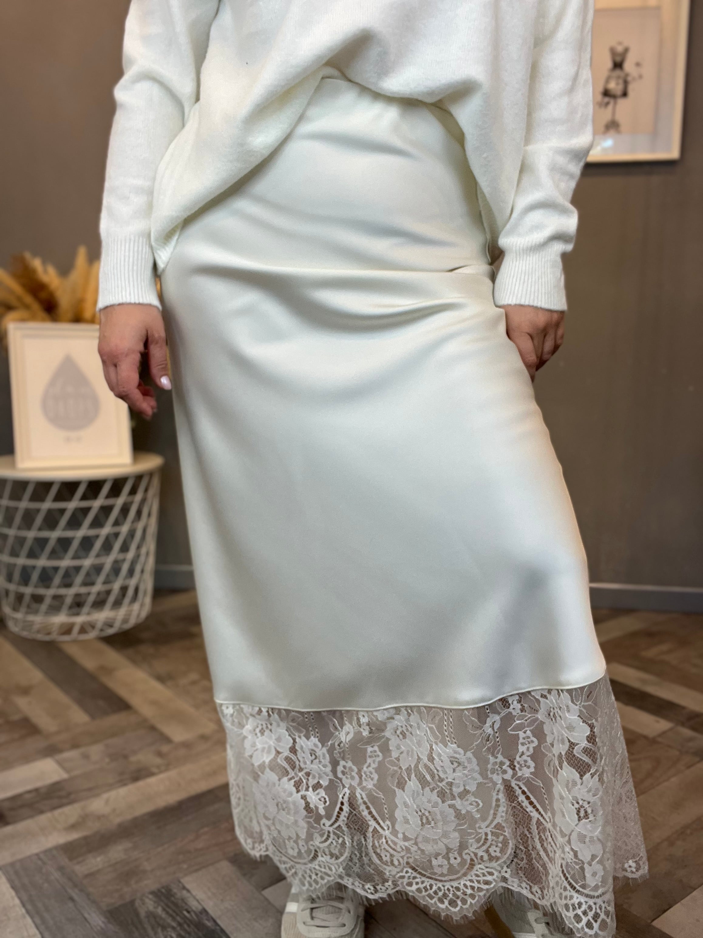 Gonna in satin con pizzo panna