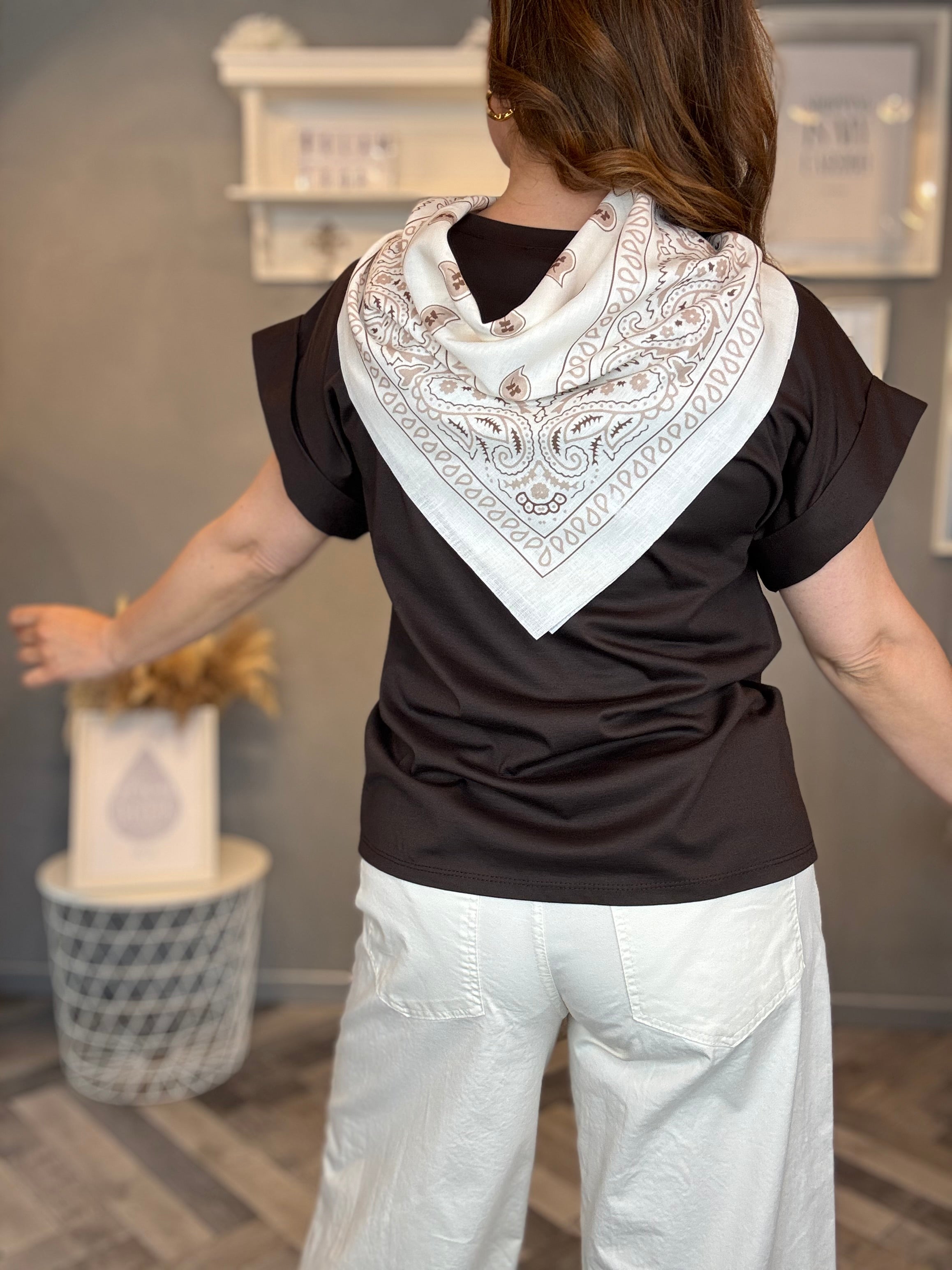 T-shirt moro con foulard bandana